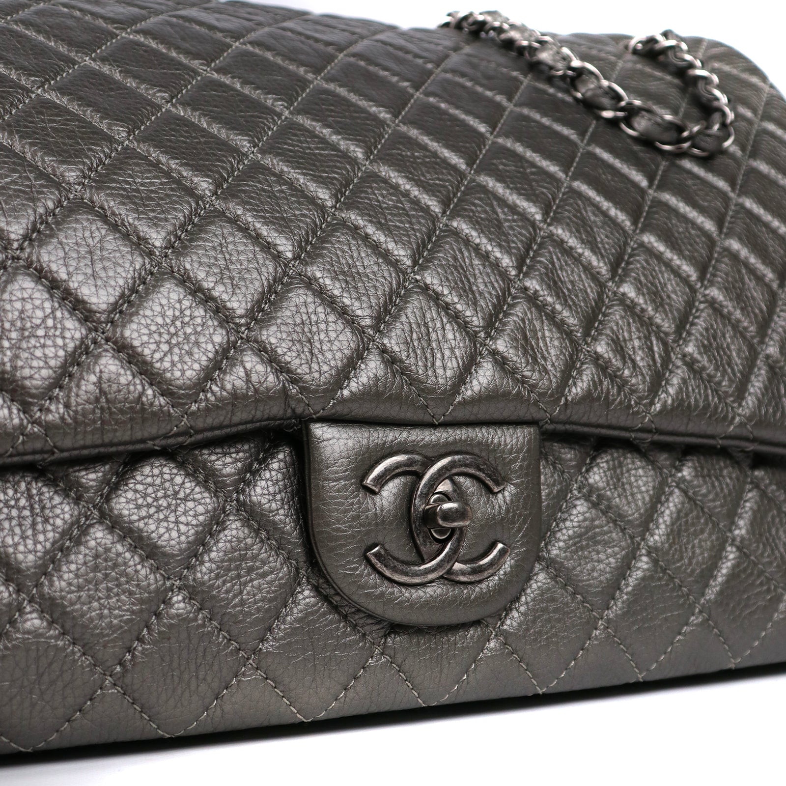 CHANEL - Sac Timeless XXL Large en cuir gris