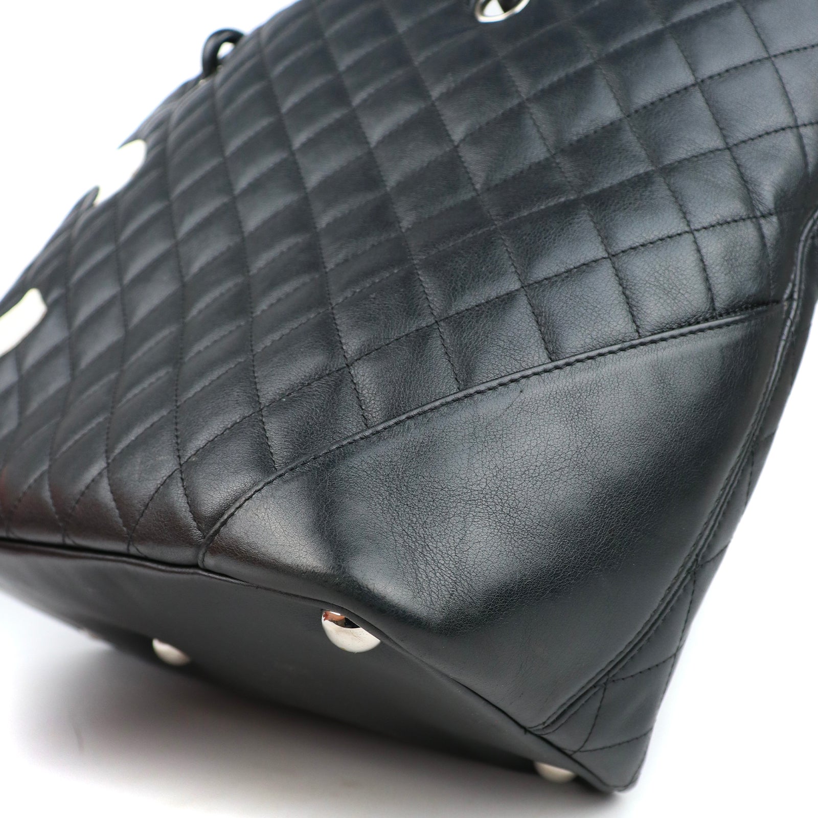 CHANEL - Sac cabas Chanel Cambon en cuir matelassé noir