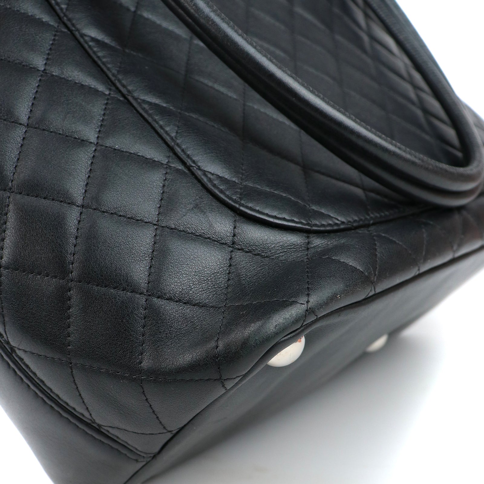 CHANEL - Sac cabas Chanel Cambon en cuir matelassé noir