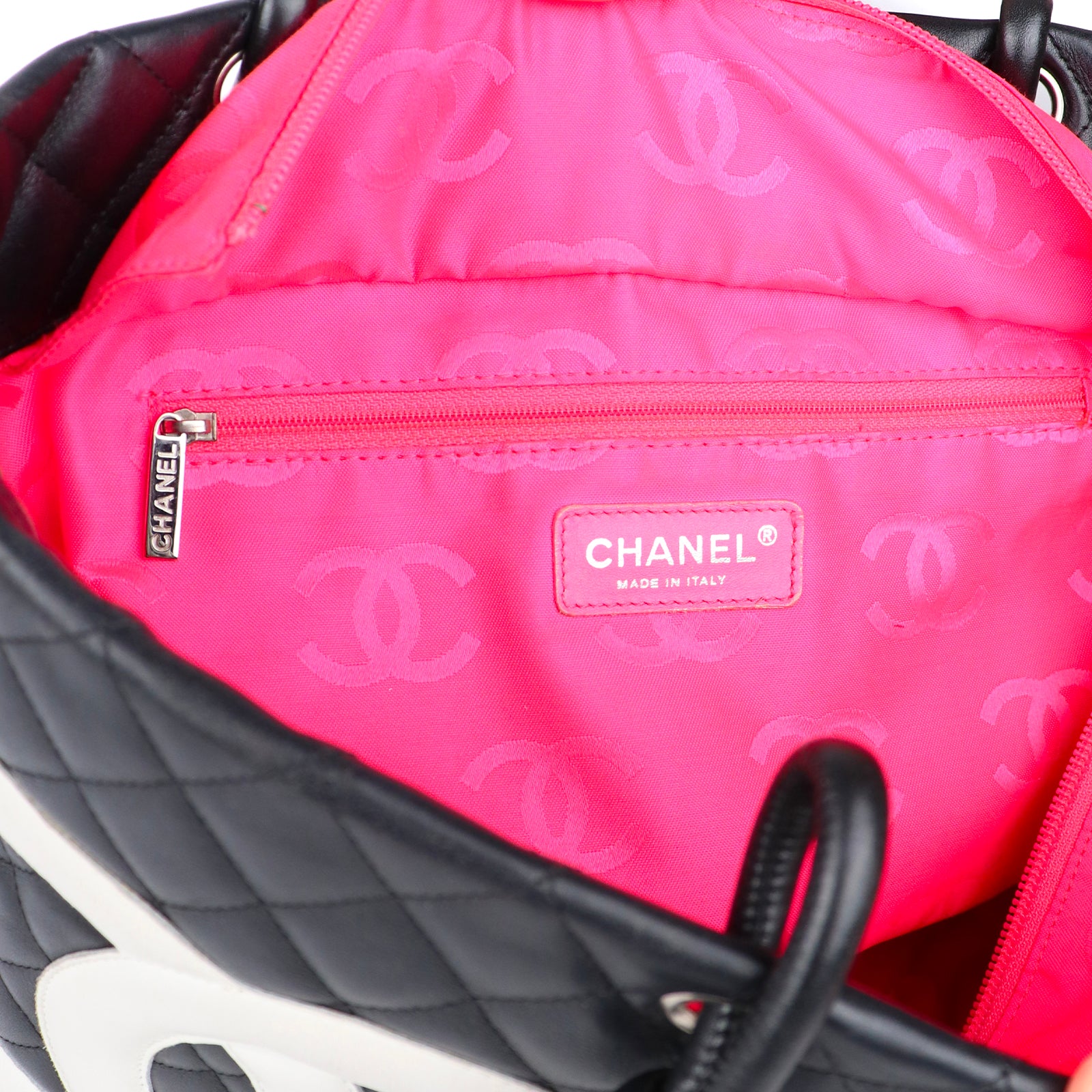 CHANEL - Sac cabas Chanel Cambon en cuir matelassé noir