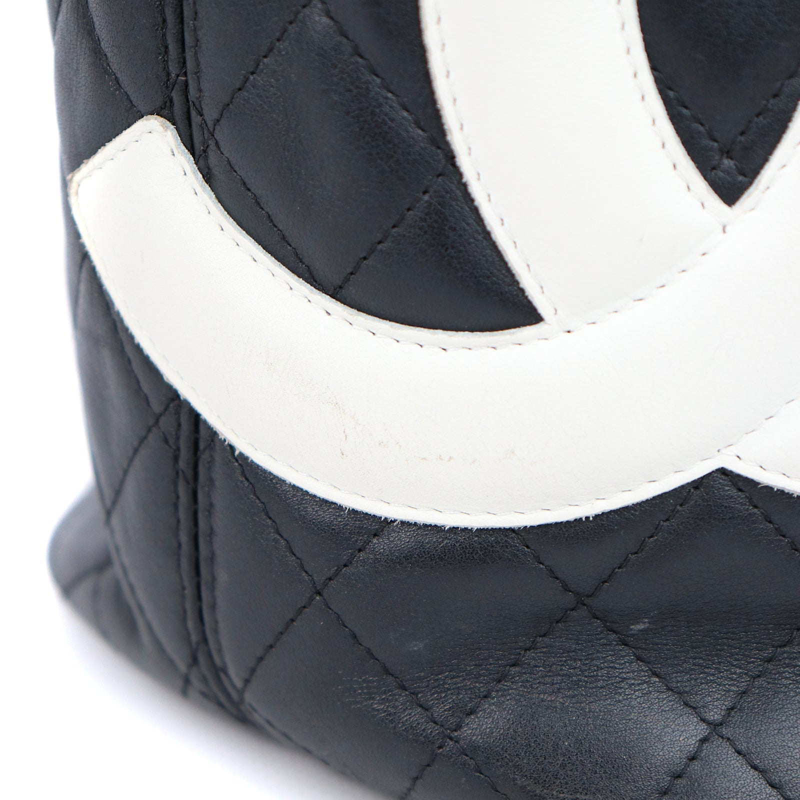 CHANEL - Sac cabas Chanel Cambon en cuir matelassé noir