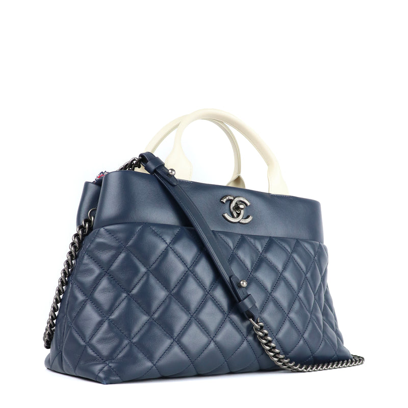 CHANEL - Sac Airlines Portobello en cuir matelassé bleu marine