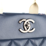 CHANEL - Sac Airlines Portobello en cuir matelassé bleu marine