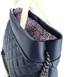 CHANEL - Sac Airlines Portobello en cuir matelassé bleu marine