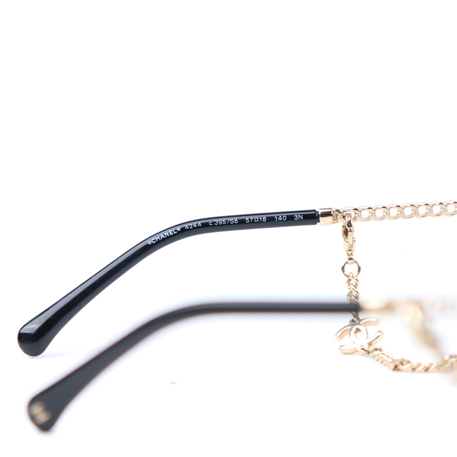 CHANEL - Lunettes de soleil avec chaîne