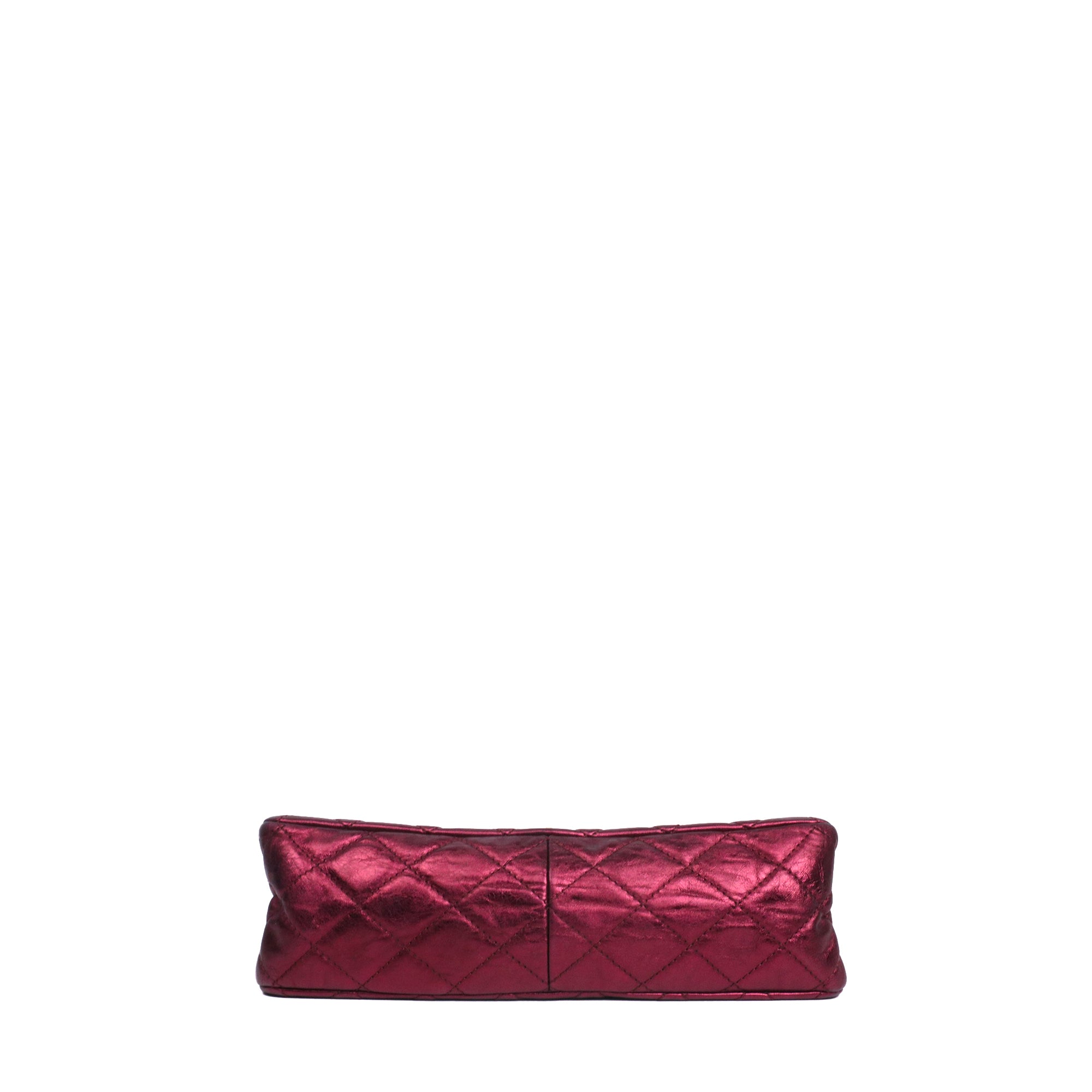 CHANEL - Sac à bandoulière 2.55 Chanel large en cuir matelassé bordeaux métallisé
