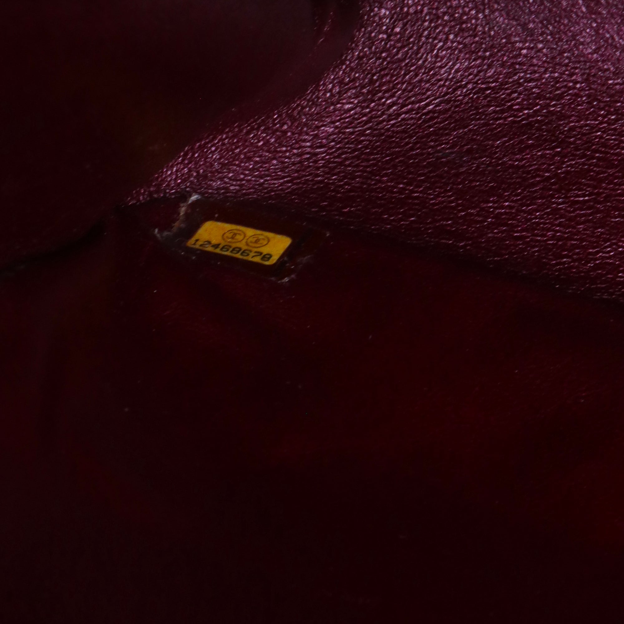 CHANEL - Sac à bandoulière 2.55 Chanel large en cuir matelassé bordeaux métallisé