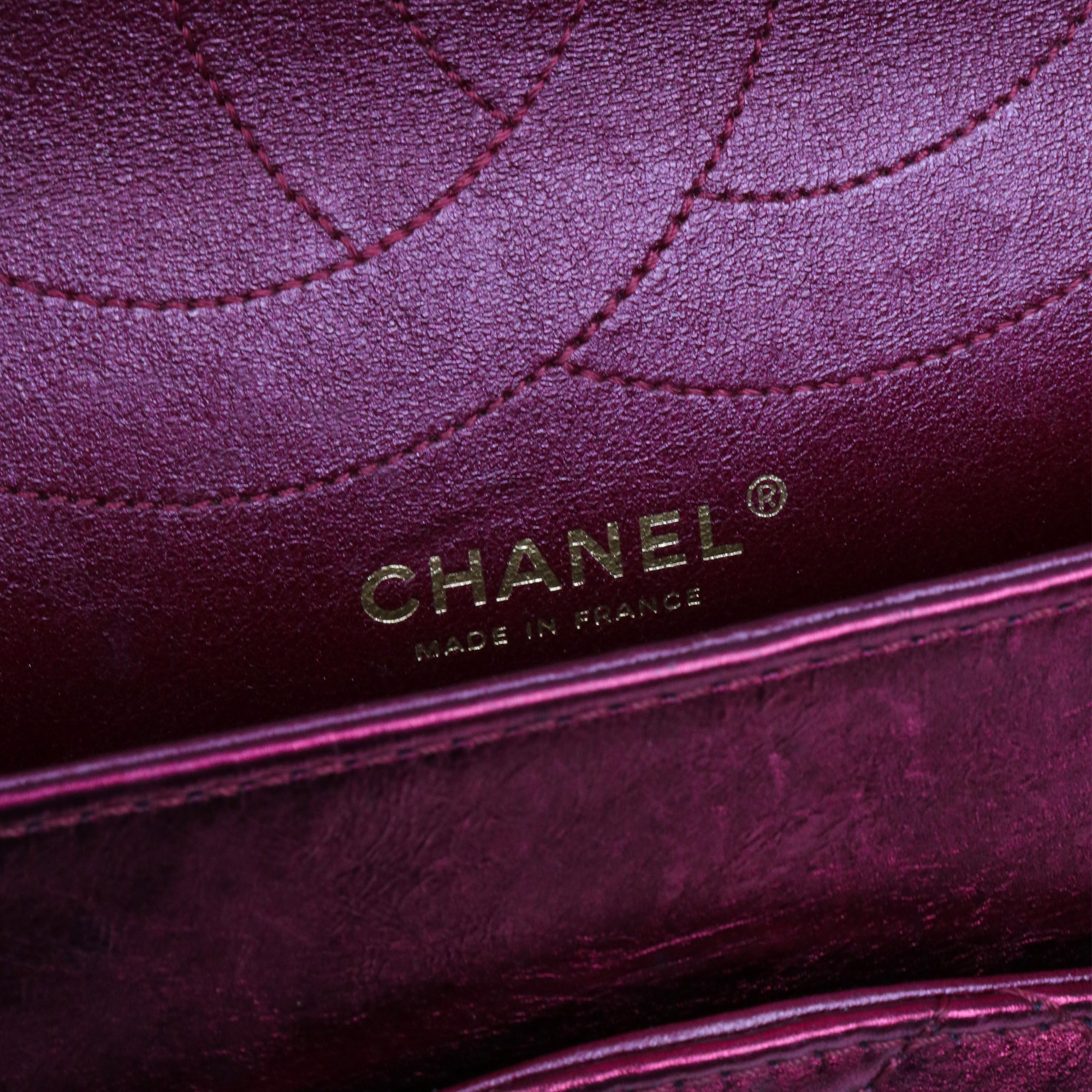 CHANEL - Sac à bandoulière 2.55 Chanel large en cuir matelassé bordeaux métallisé