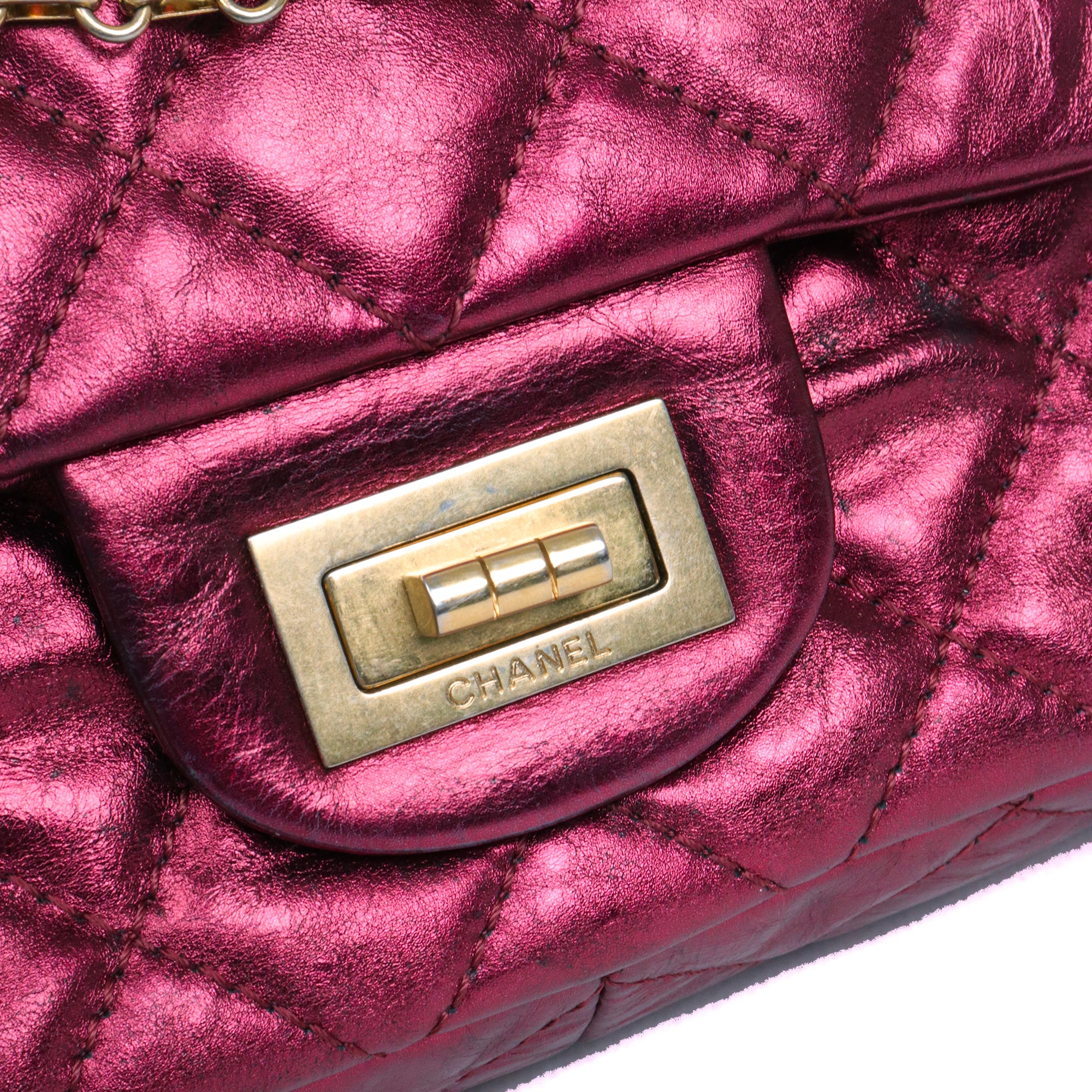CHANEL - Sac à bandoulière 2.55 Chanel large en cuir matelassé bordeaux métallisé