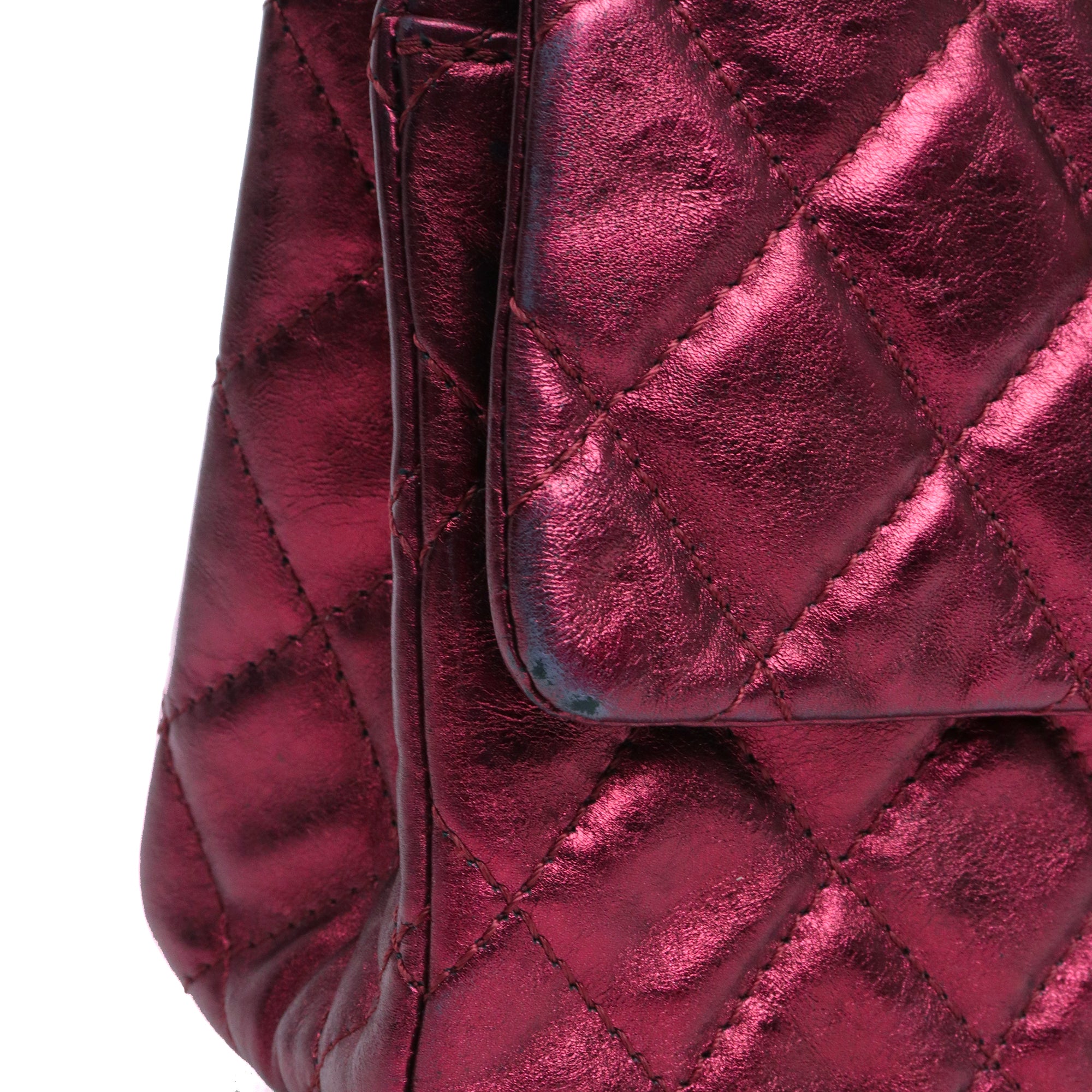CHANEL - Sac à bandoulière 2.55 Chanel large en cuir matelassé bordeaux métallisé