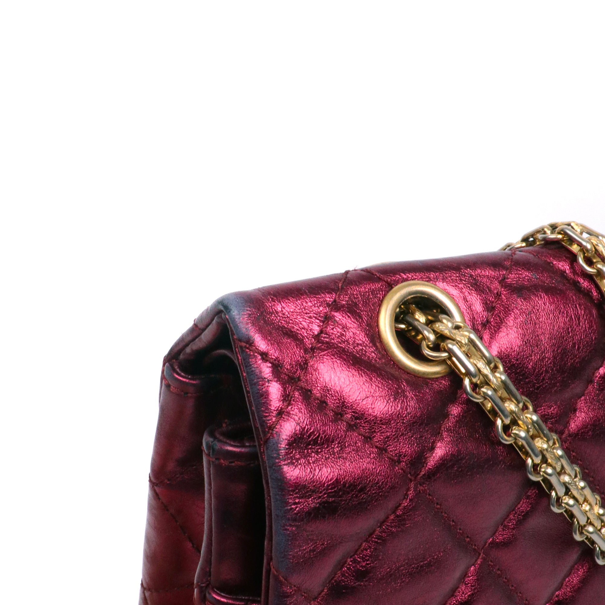 CHANEL - Sac à bandoulière 2.55 Chanel large en cuir matelassé bordeaux métallisé