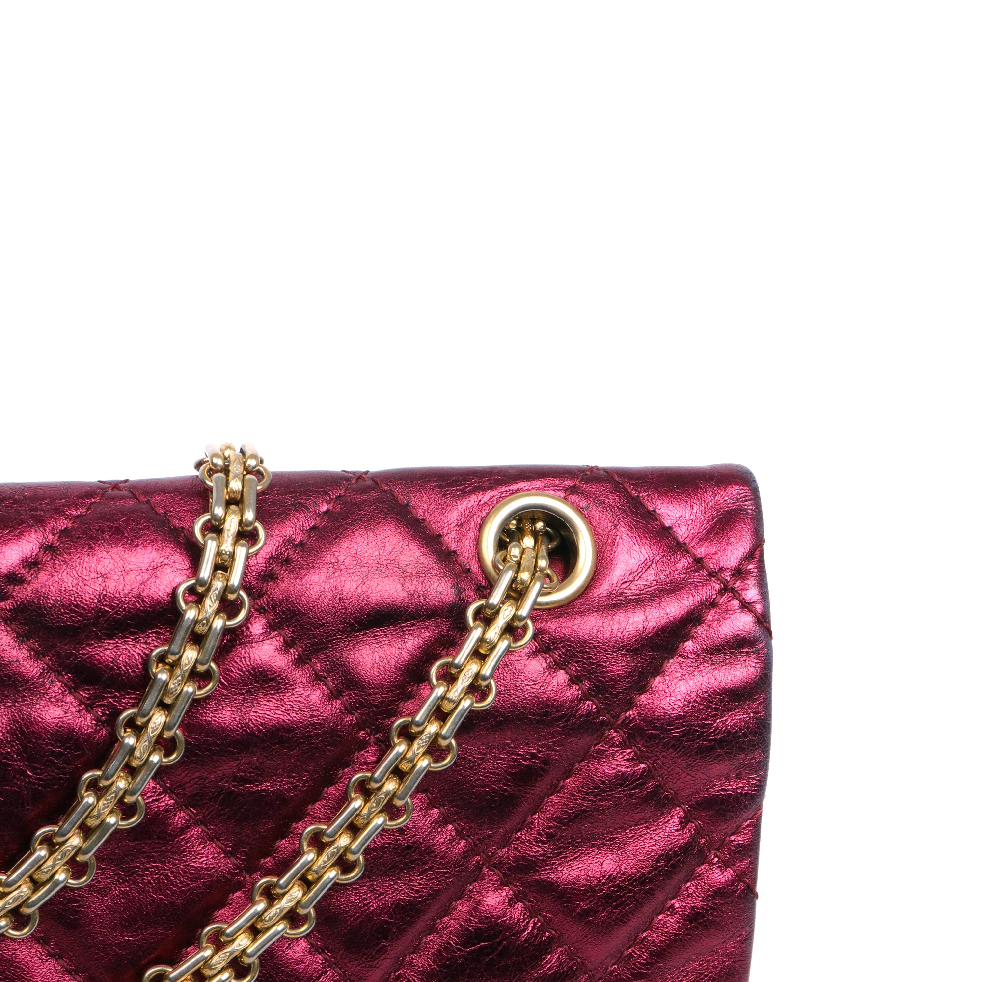 CHANEL - Sac à bandoulière 2.55 Chanel large en cuir matelassé bordeaux métallisé