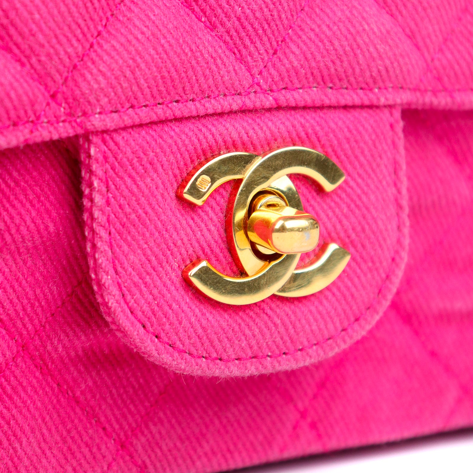 CHANEL - Sac à bandoulière Timeless en denim rose vintage
