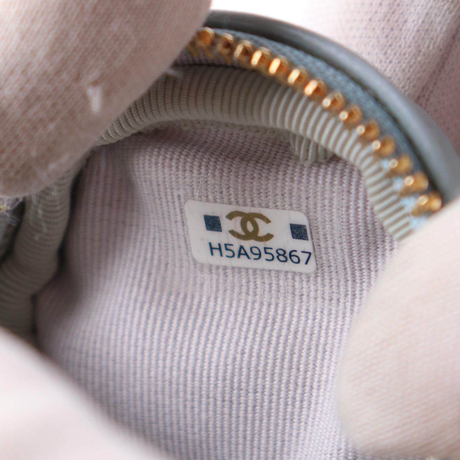 CHANEL - Micro sac rond en cuir matelassé