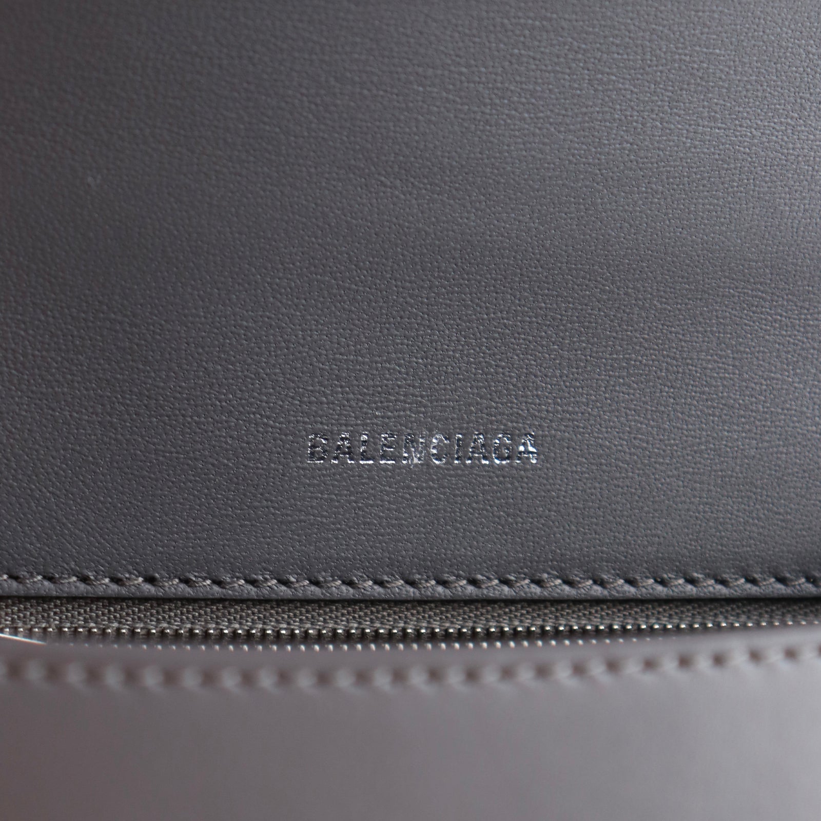 BALENCIAGA - Sac à bandoulière Hourglass en cuir gris