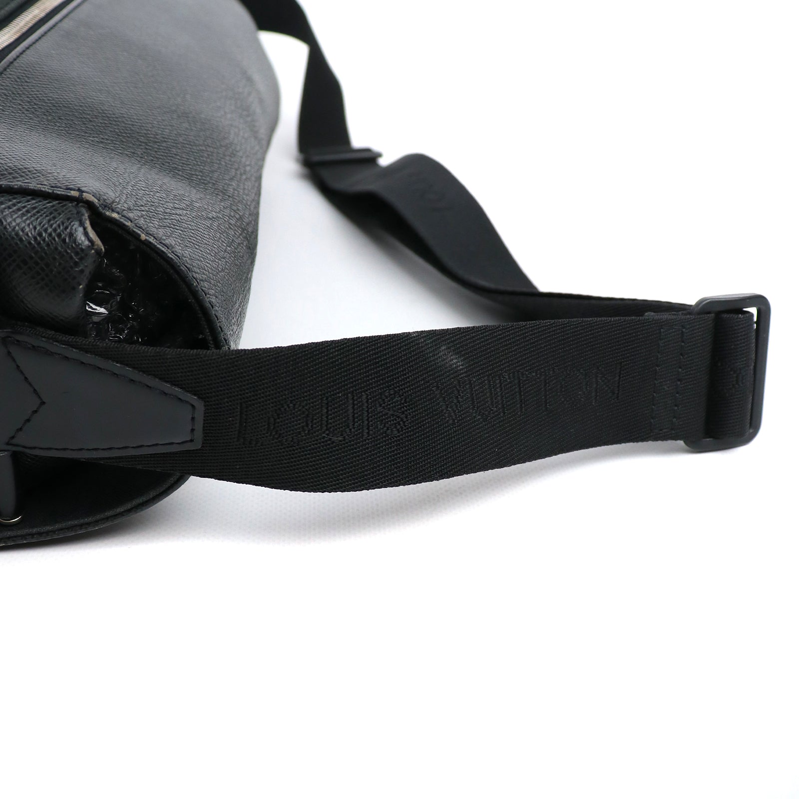 LOUIS VUITTON - Sac à bandoulière Taiga Dersou Messenger