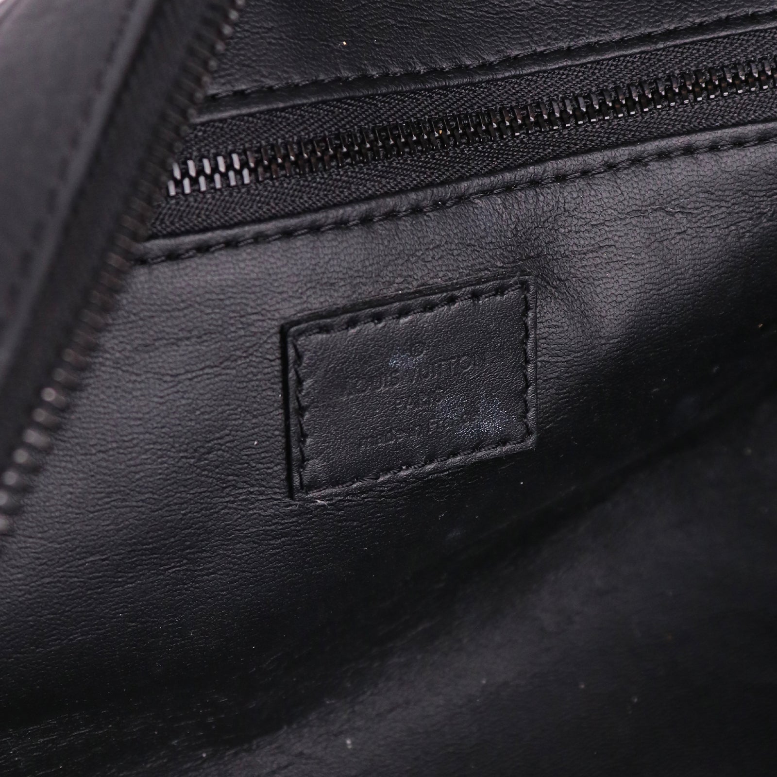 LOUIS VUITTON - Trousse de toilette Dopp Kit en cuir grainé noir