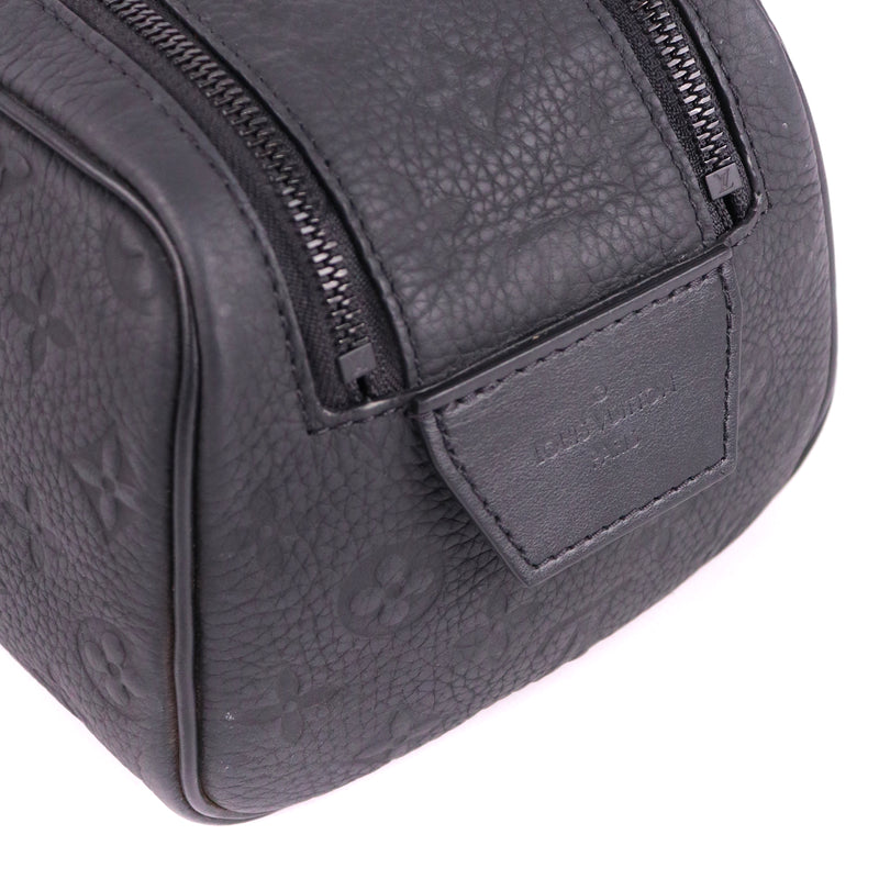 LOUIS VUITTON - Trousse de toilette Dopp Kit en cuir grainé noir