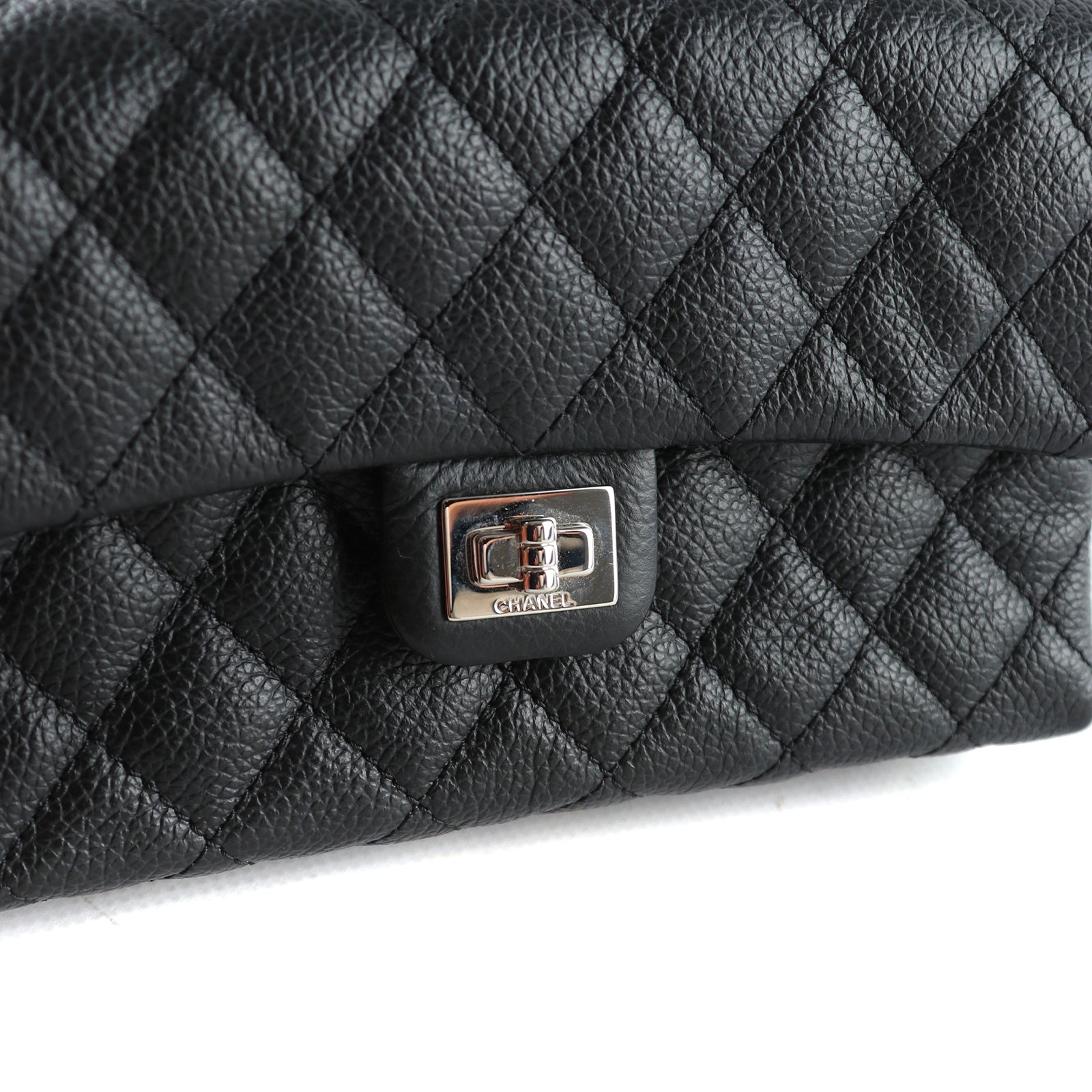 CHANEL - 2.55 fanny pack in black quilted grained leather