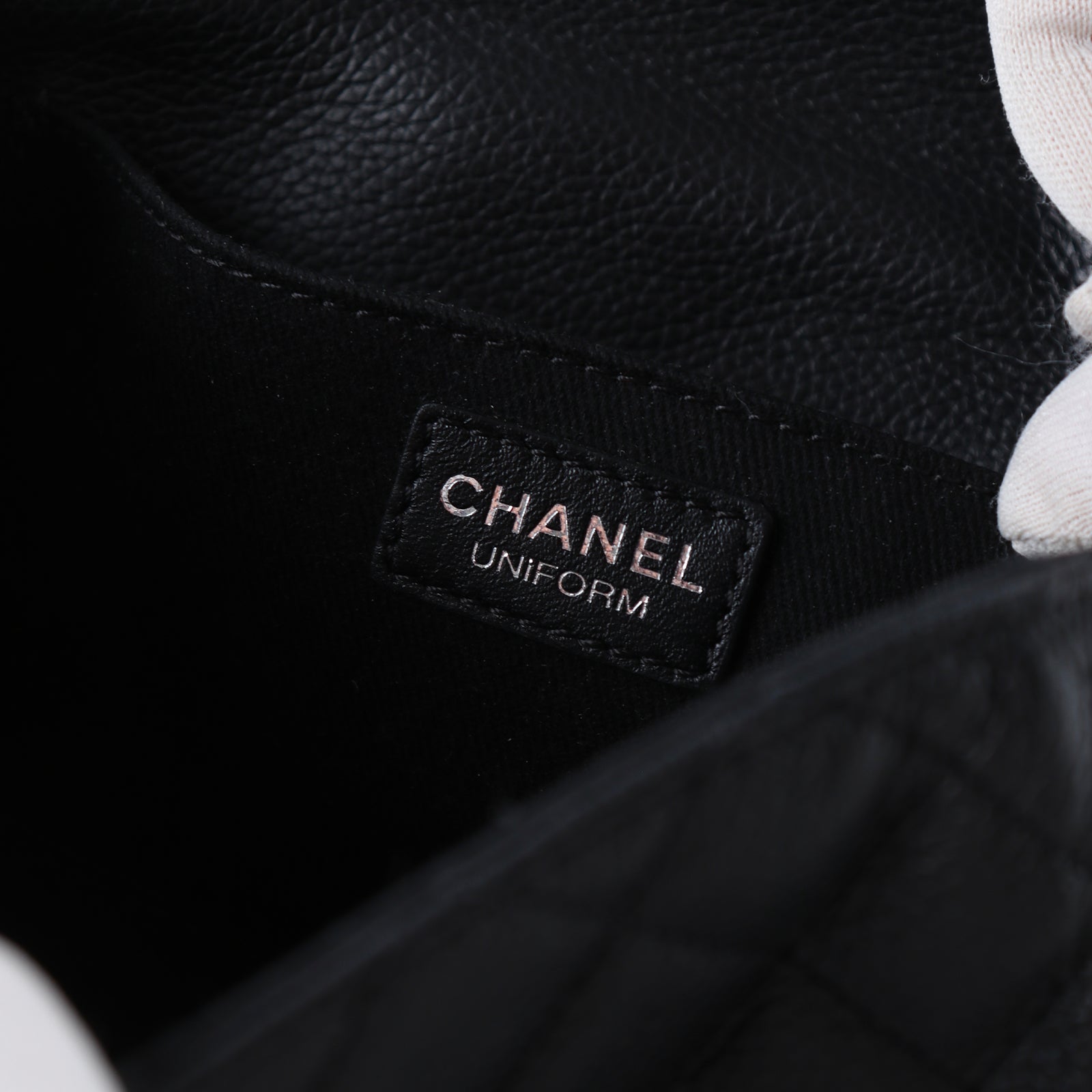 CHANEL - 2.55 fanny pack in black quilted grained leather