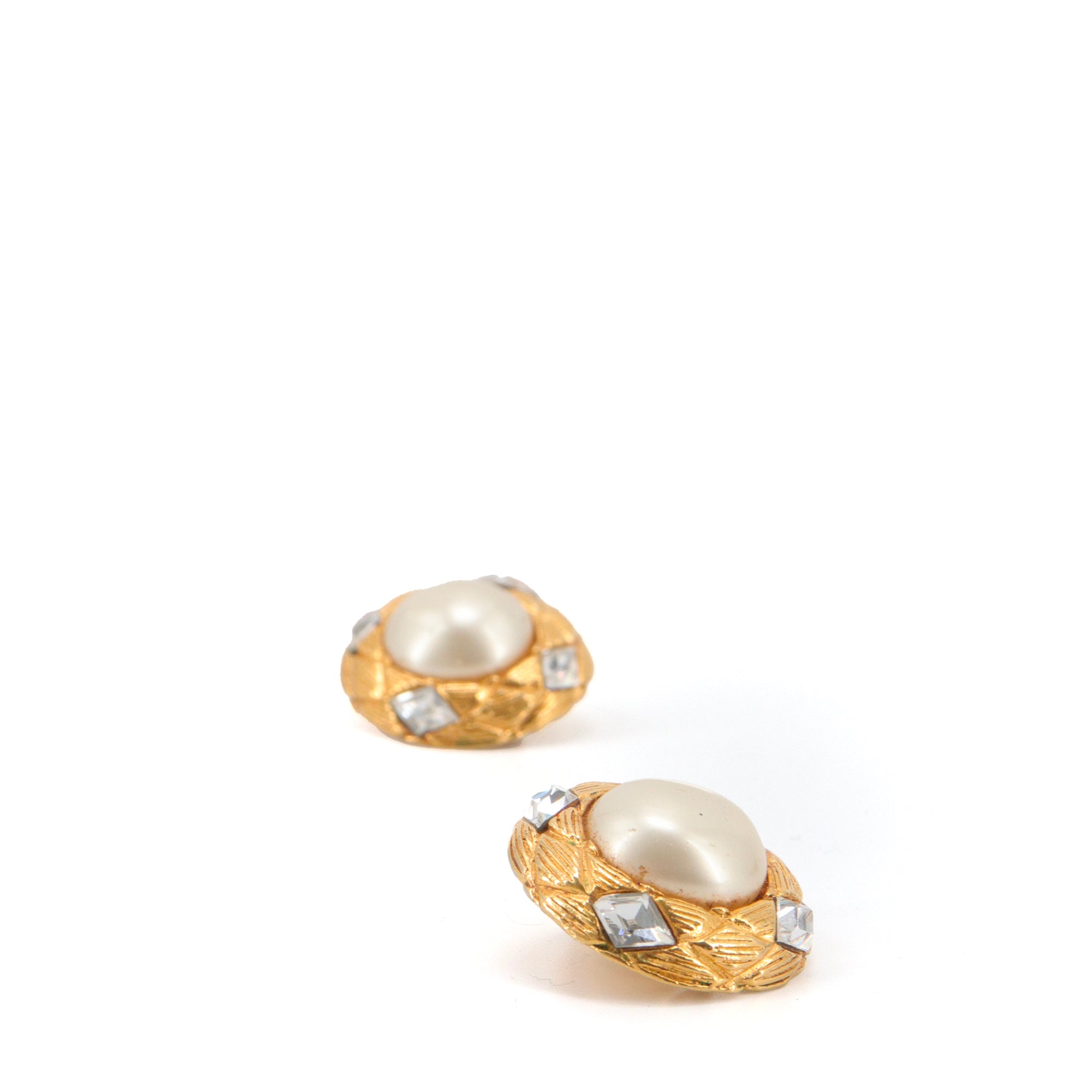 CHANEL - Boucles d'oreilles Chanel dorées ornées de perles et de strass
