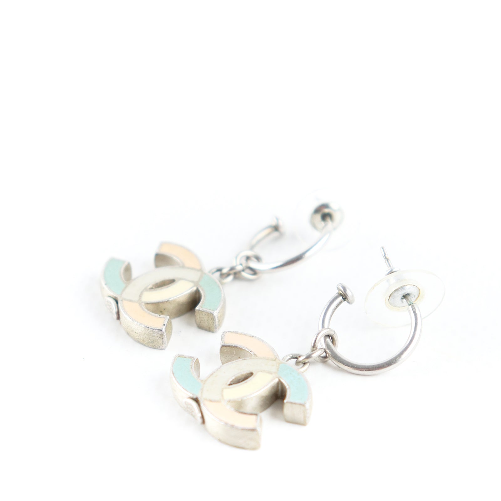 CHANEL - Boucles d'oreilles CC colorées