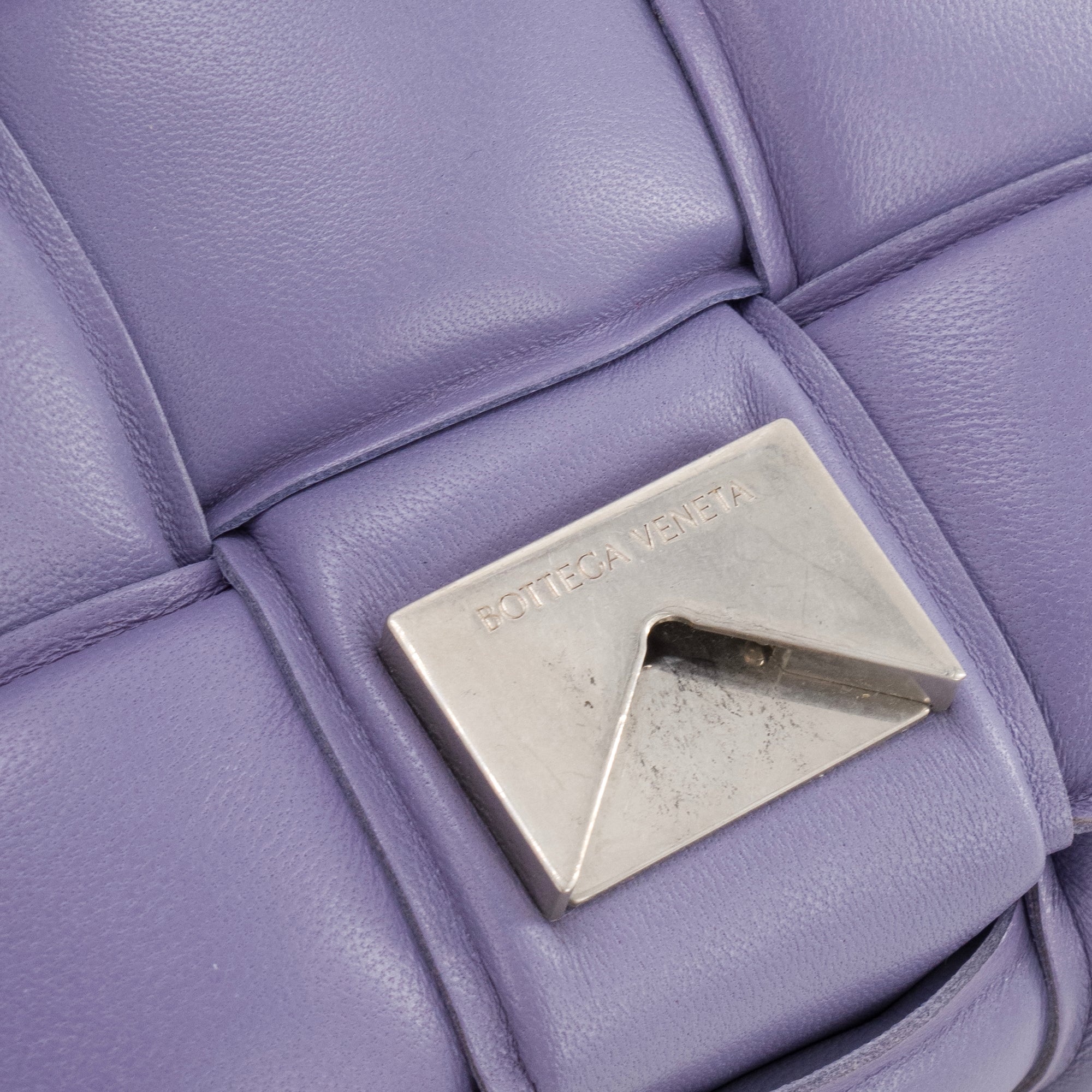 BOTTEGA VENETA - Sac à bandoulière Padded Cassette Bottega Veneta en cuir intrecciato violet