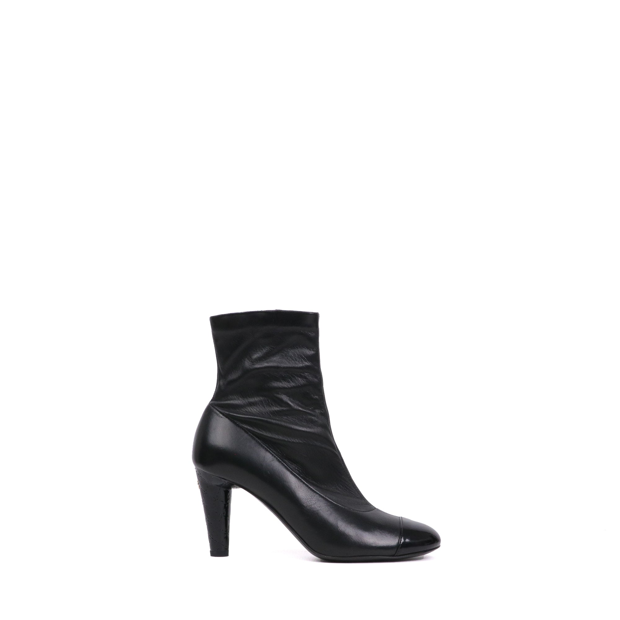 CHANEL - Chanel CC ankle boots in black lambskin (T34.5)