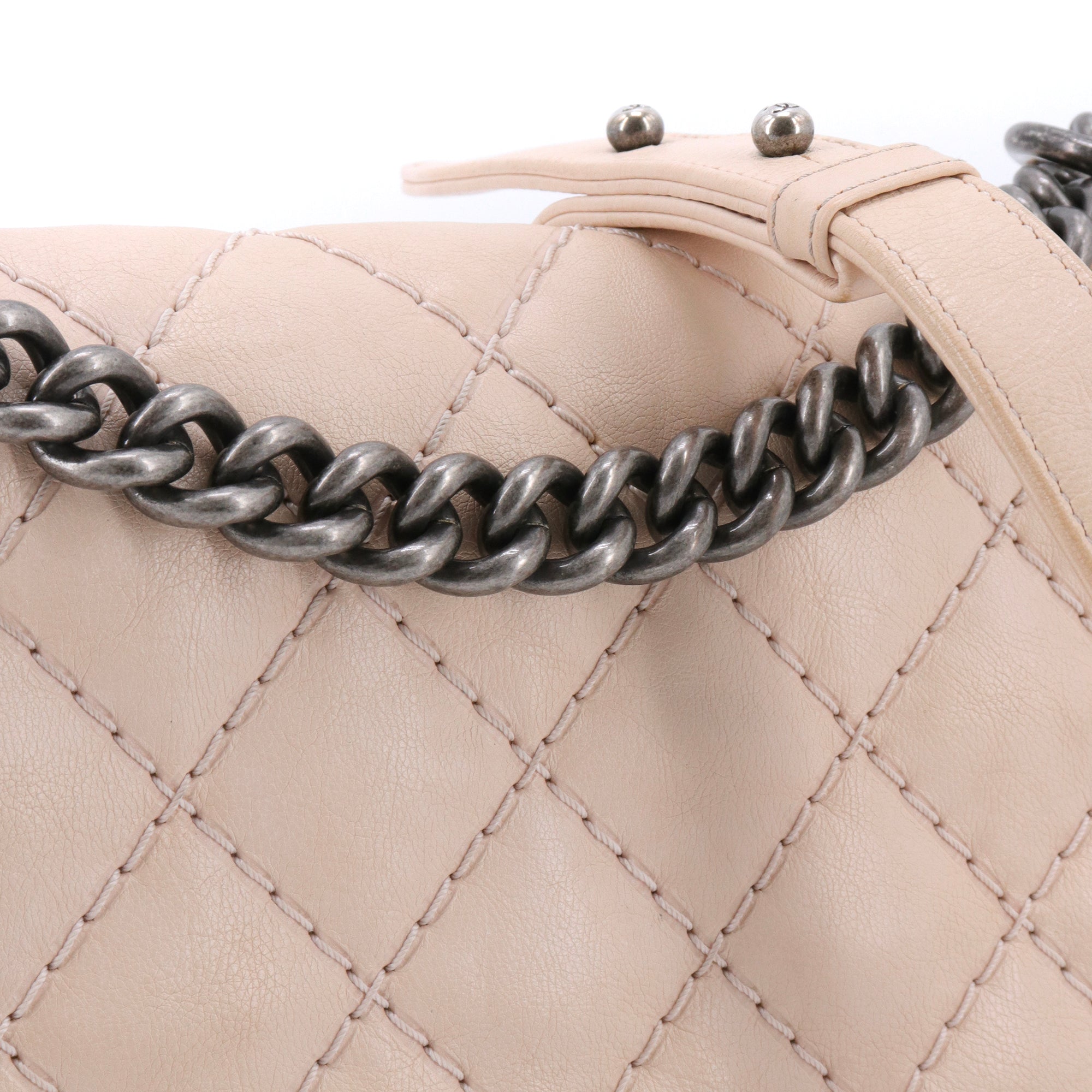 CHANEL - Sac à bandoulière Boy Chanel en cuir beige