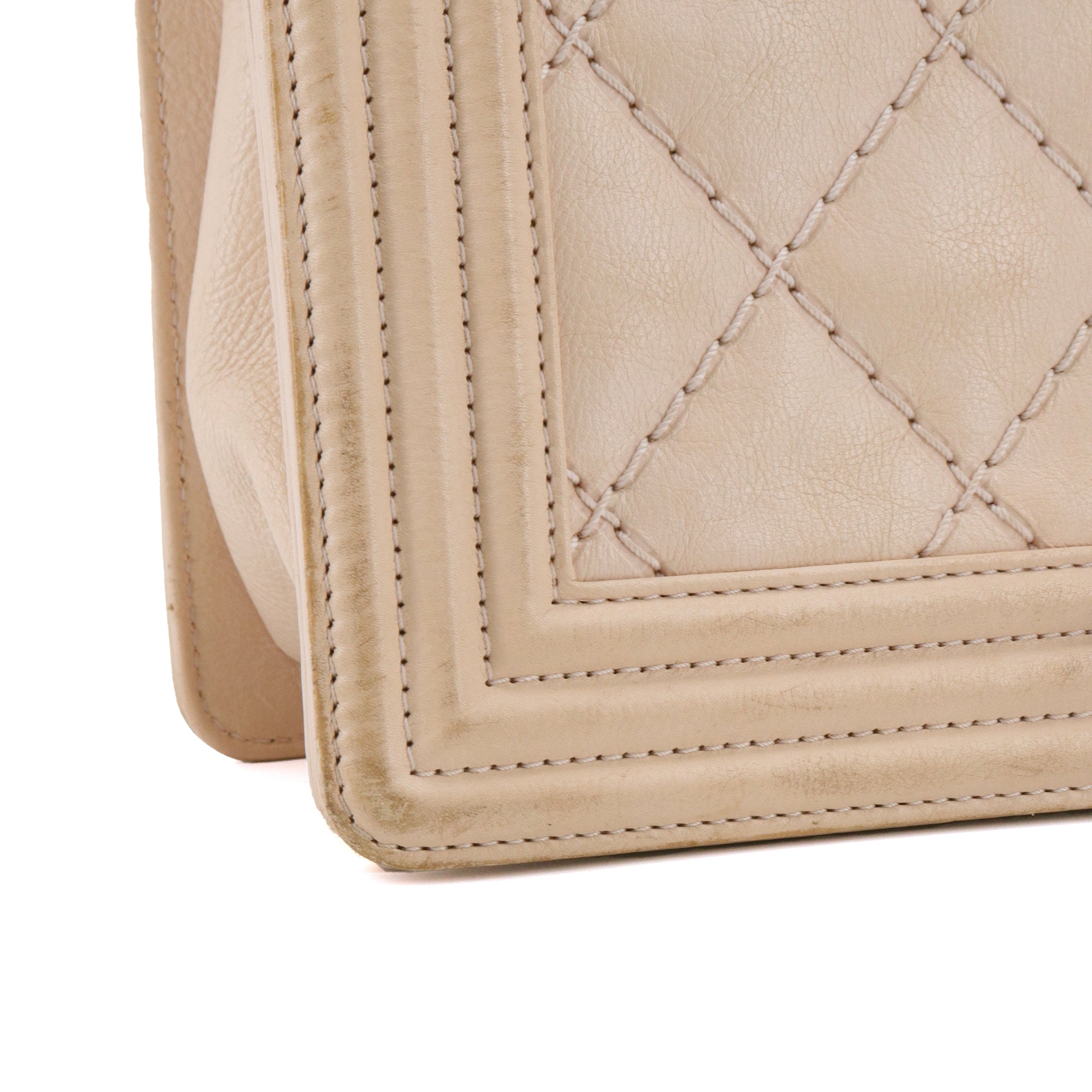 CHANEL - Sac à bandoulière Boy Chanel en cuir beige