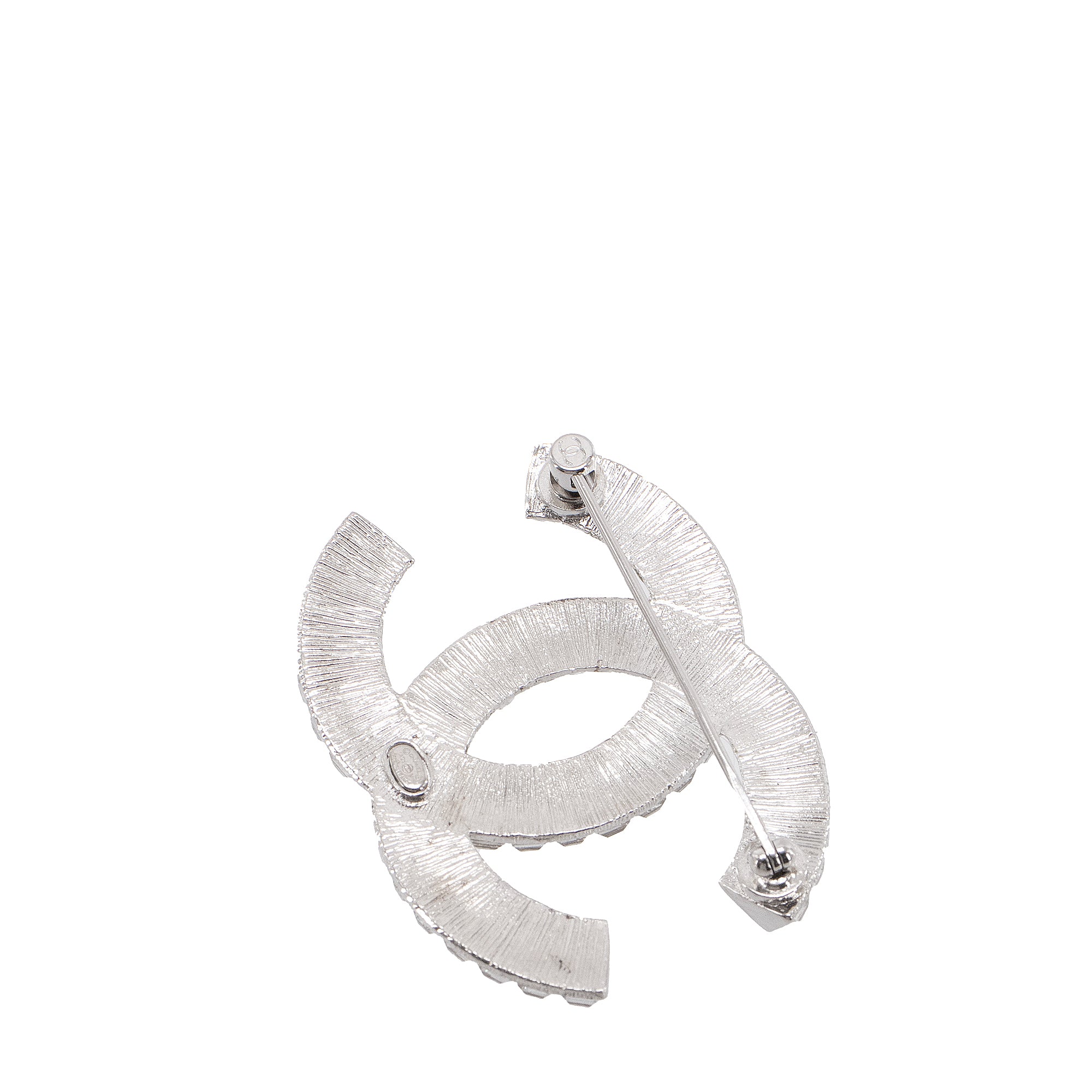 CHANEL - Broche CC Chanel en métal argenté ornée de cristaux