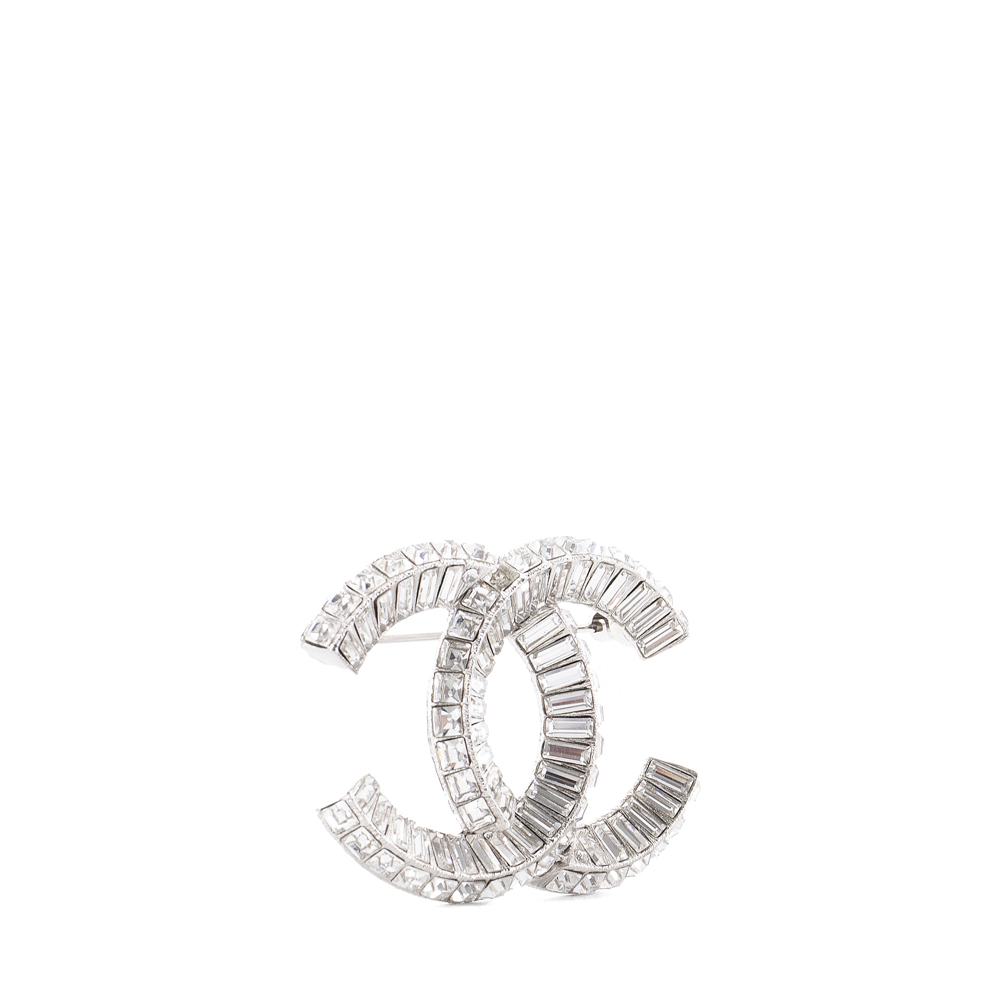 CHANEL - Broche CC Chanel en métal argenté ornée de cristaux