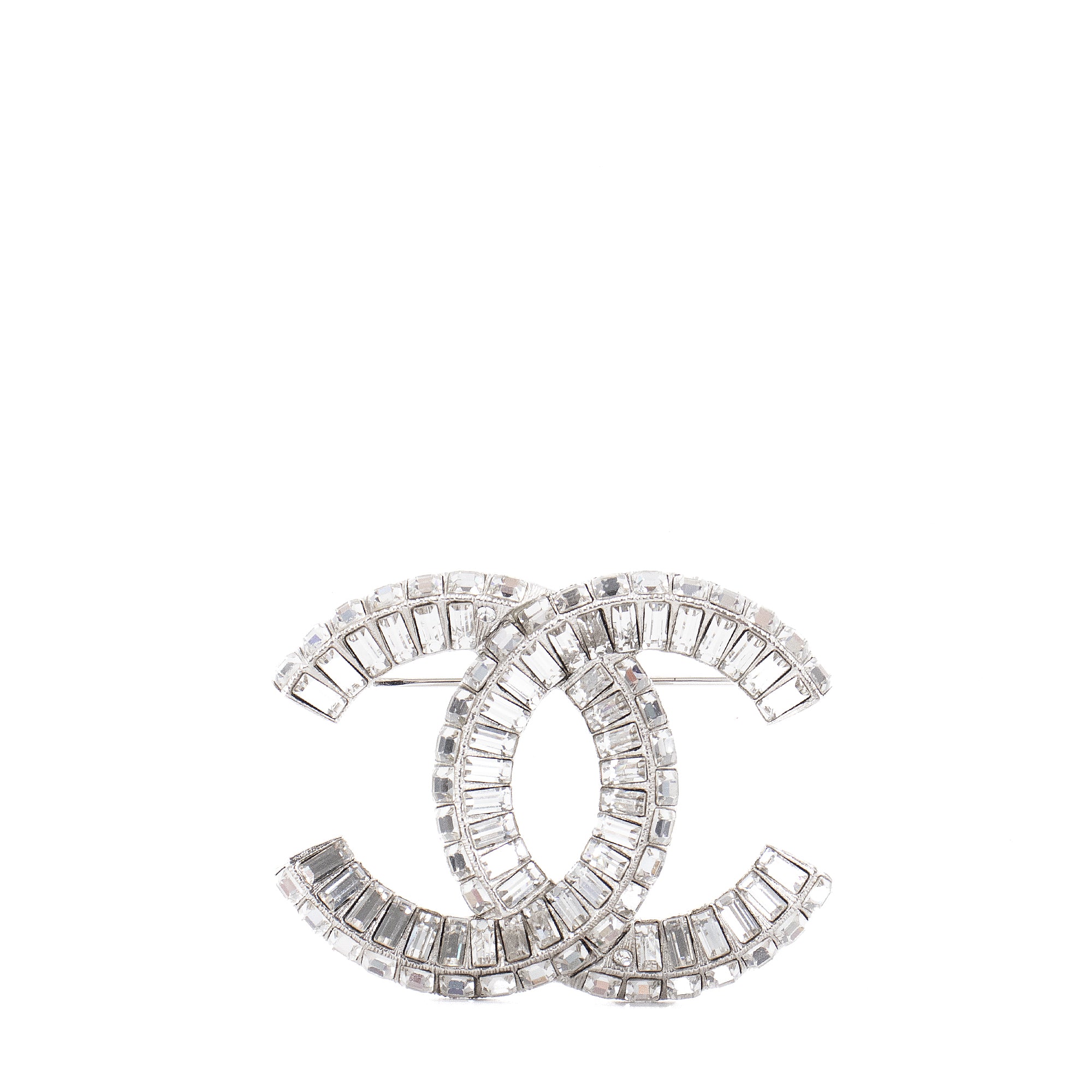CHANEL - Broche CC Chanel en métal argenté ornée de cristaux