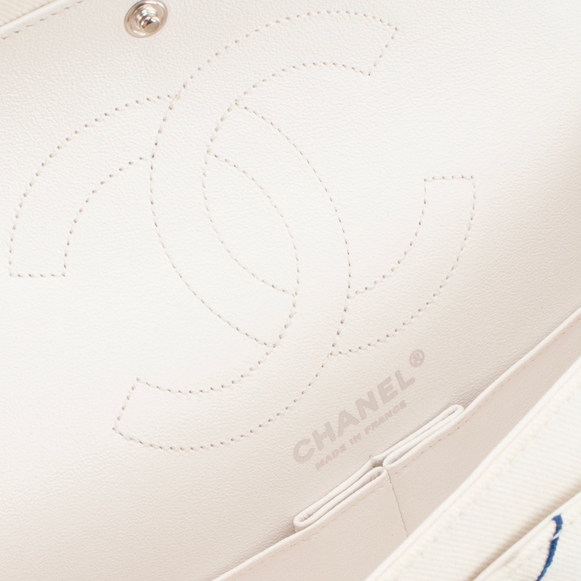 CHANEL - Sac à bandoulière 2.55 Chanel en toile blanche et bleue