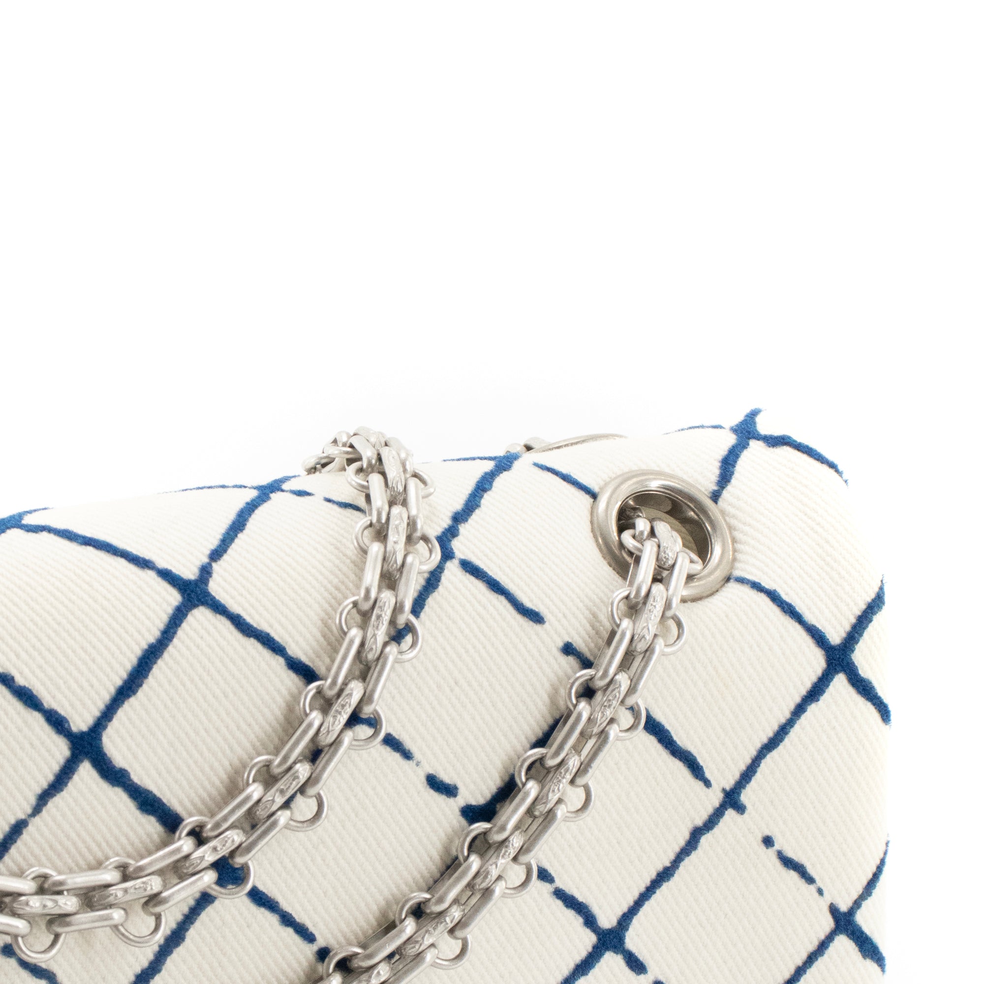 CHANEL - Sac à bandoulière 2.55 Chanel en toile blanche et bleue