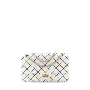 CHANEL - Sac à bandoulière 2.55 Chanel en toile blanche et bleue