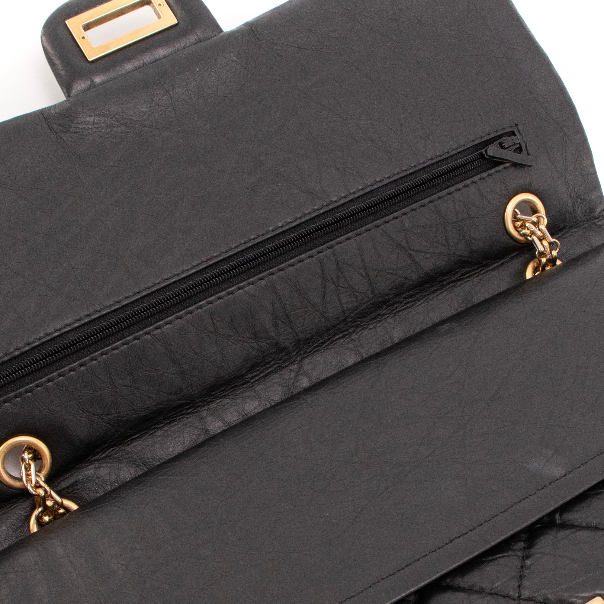 CHANEL - Sac à bandoulière 2.55 large Chanel en cuir matelassé noir