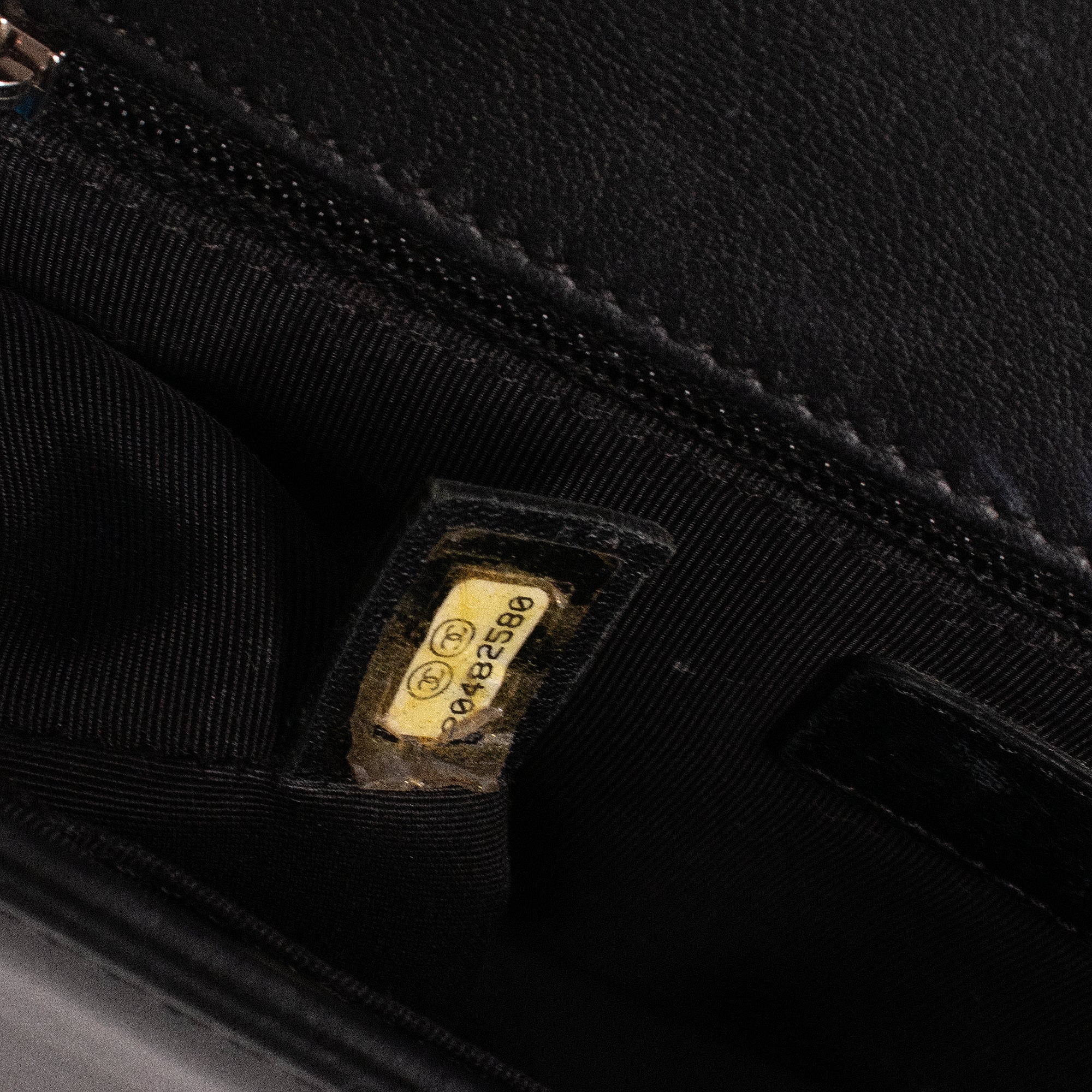 CHANEL - Sac à bandoulière Boy Chanel en cuir verni noir