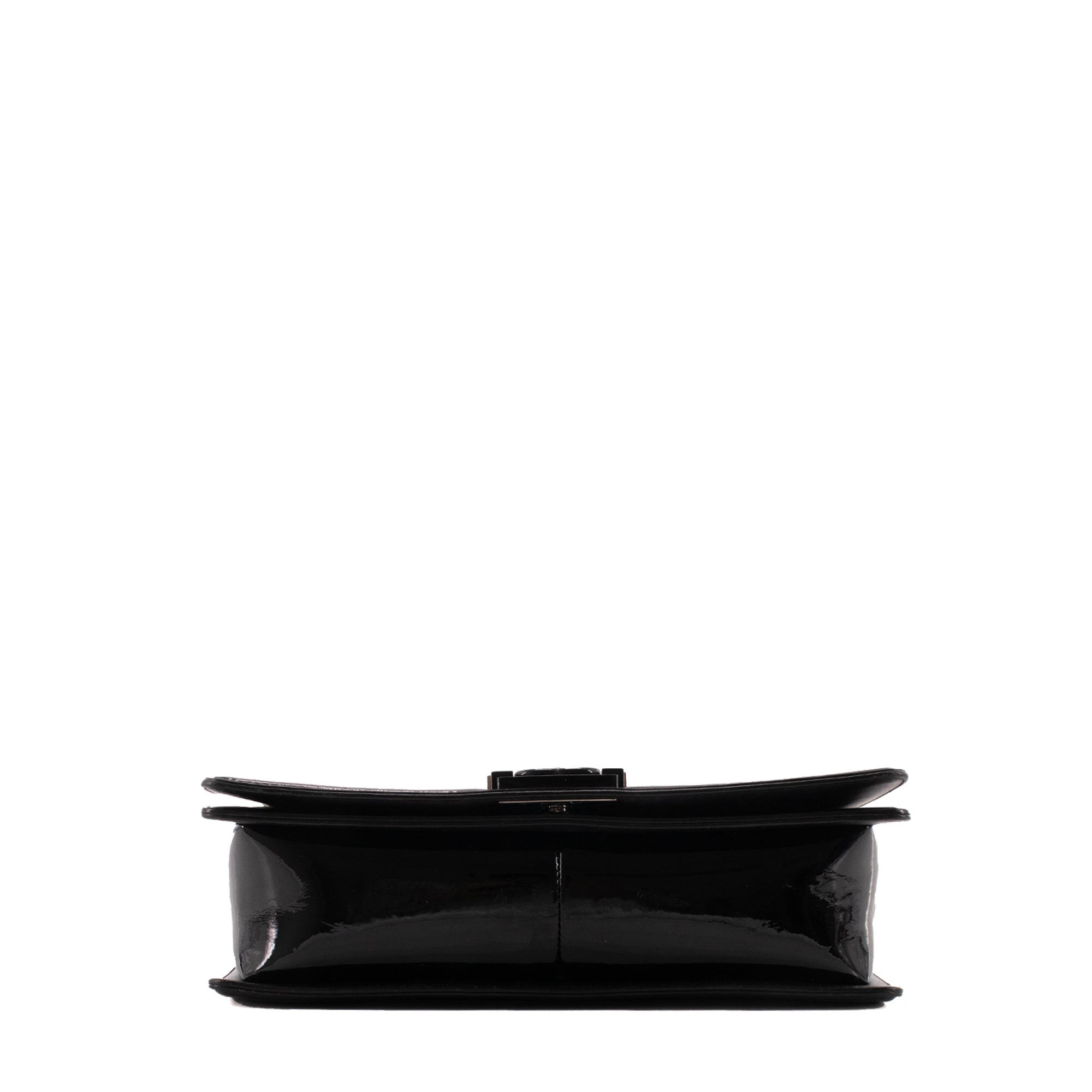 CHANEL - Sac à bandoulière Boy Chanel en cuir verni noir