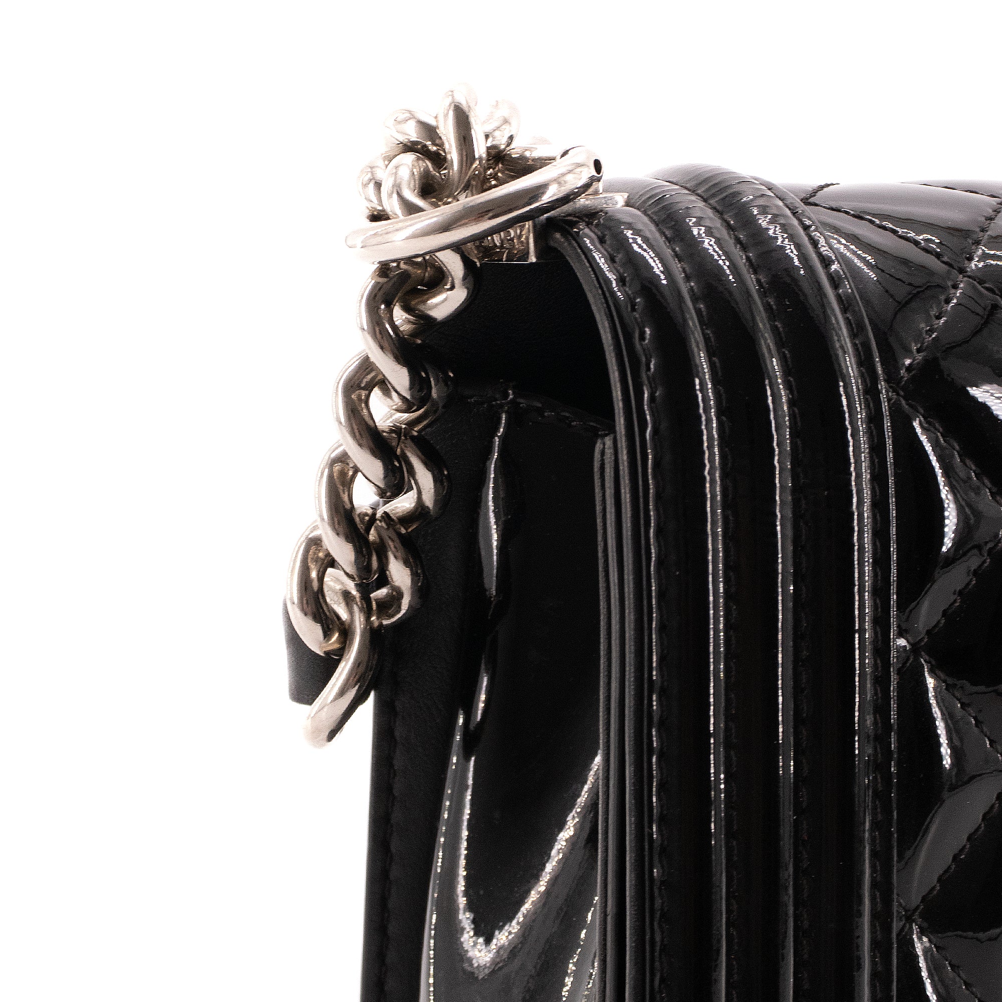 CHANEL - Sac à bandoulière Boy Chanel en cuir verni noir
