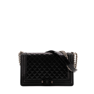 CHANEL - Sac à bandoulière Boy Chanel en cuir verni noir