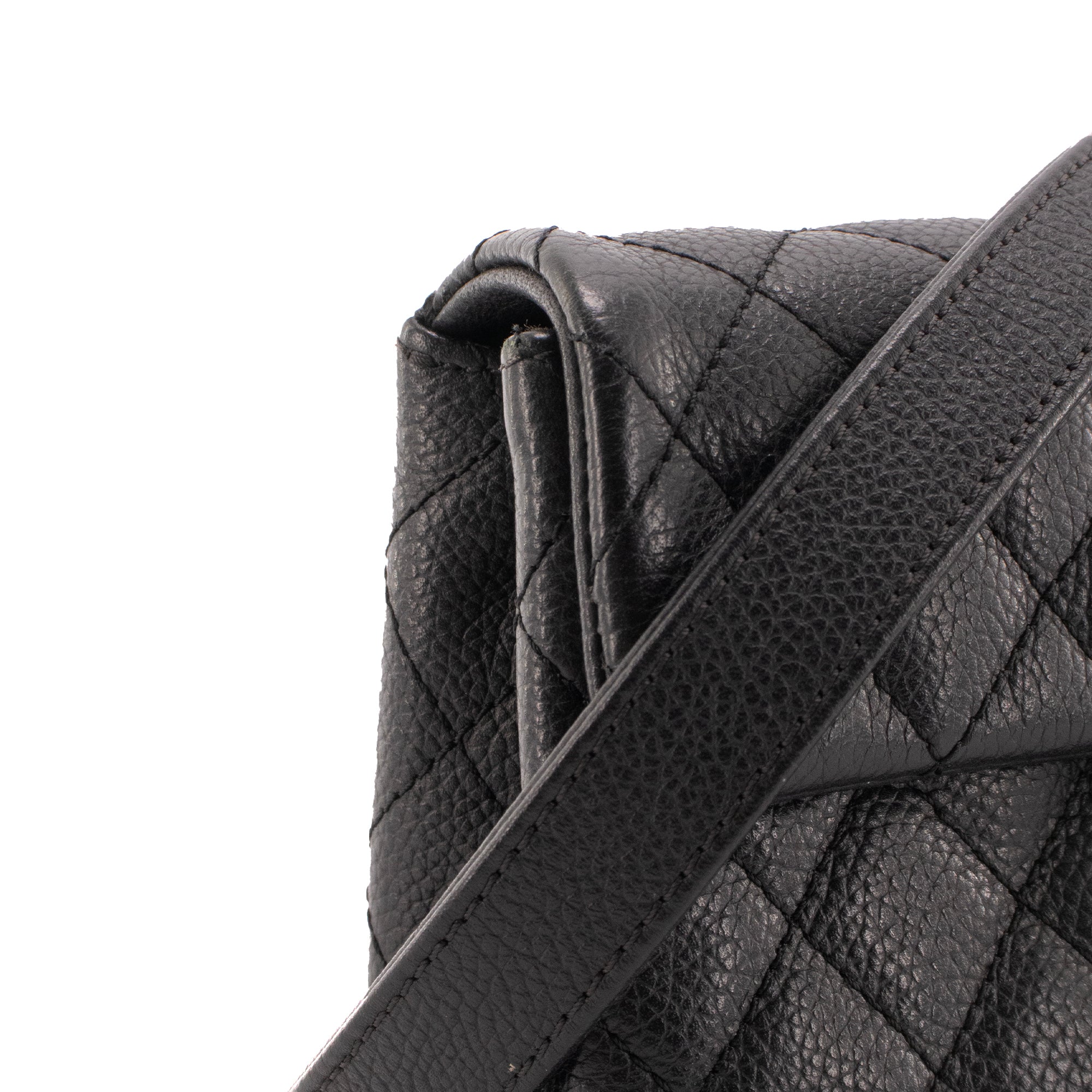 CHANEL - Sac ceinture 2.55 Chanel en cuir caviar noir