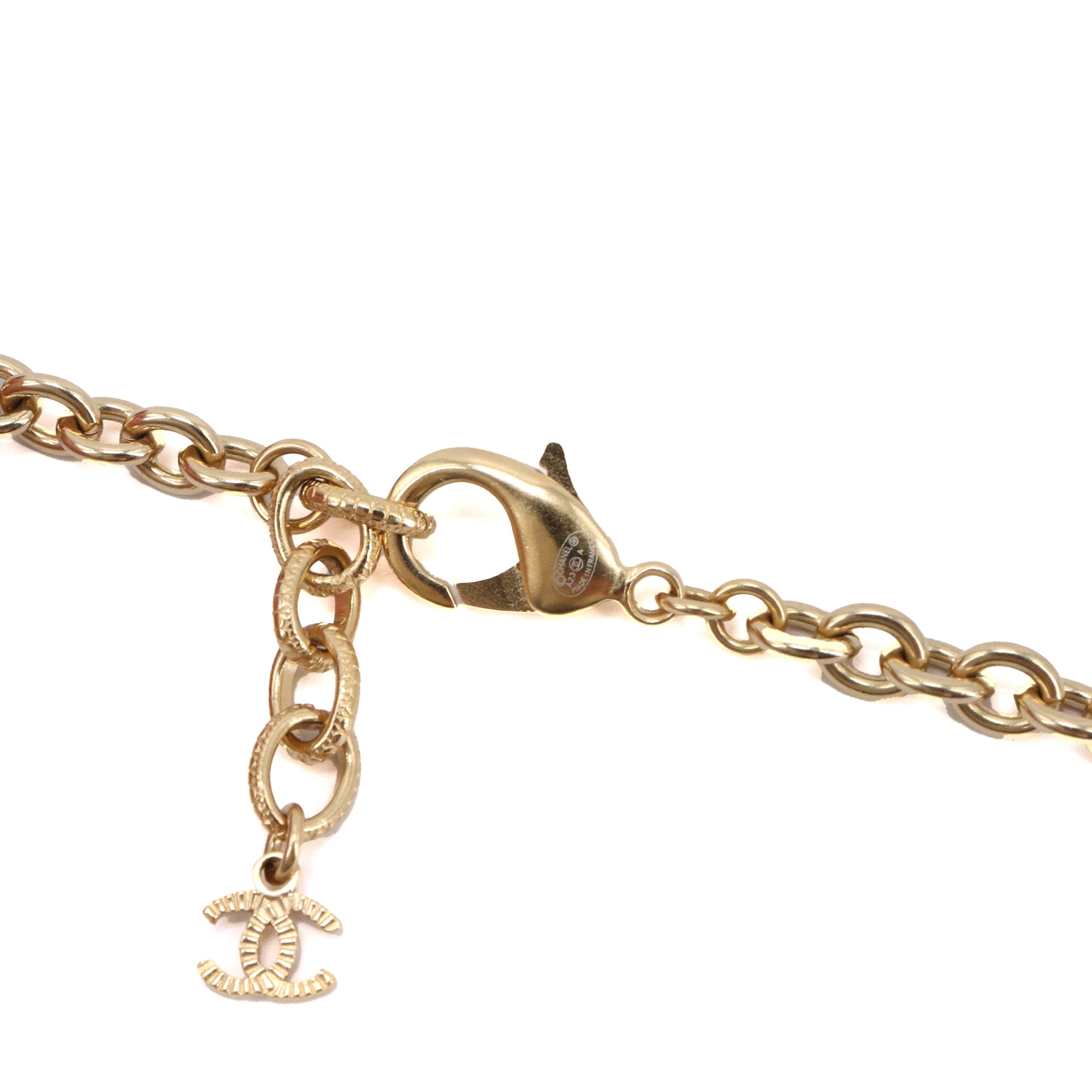 CHANEL - Sautoir CC Chanel en métal doré orné de pierres orange