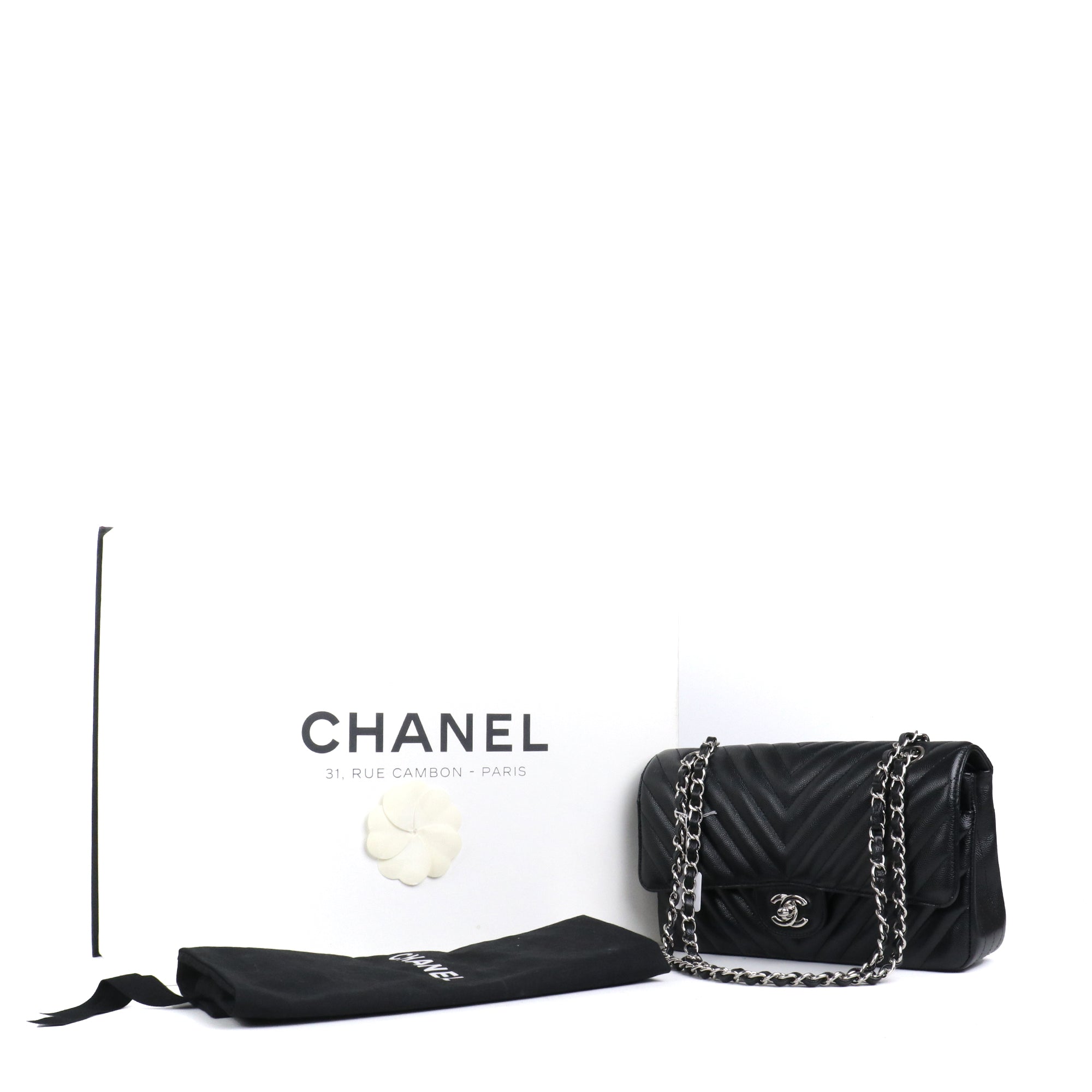 CHANEL - Sac à main Timeless/Classique Chanel medium double flap Chanel en cuir caviar chevron noir
