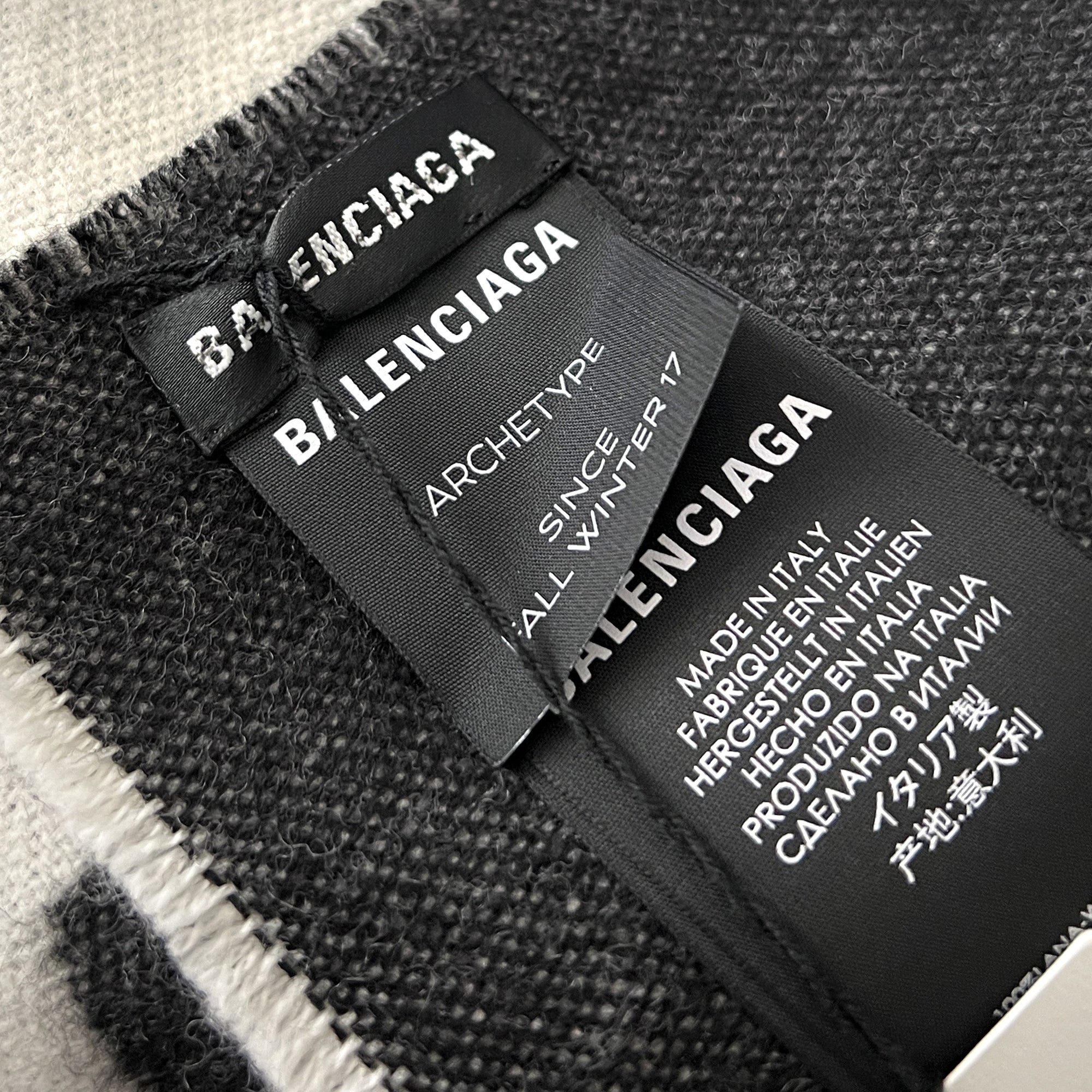 BALENCIAGA - Balenciaga scarf in gray and white wool