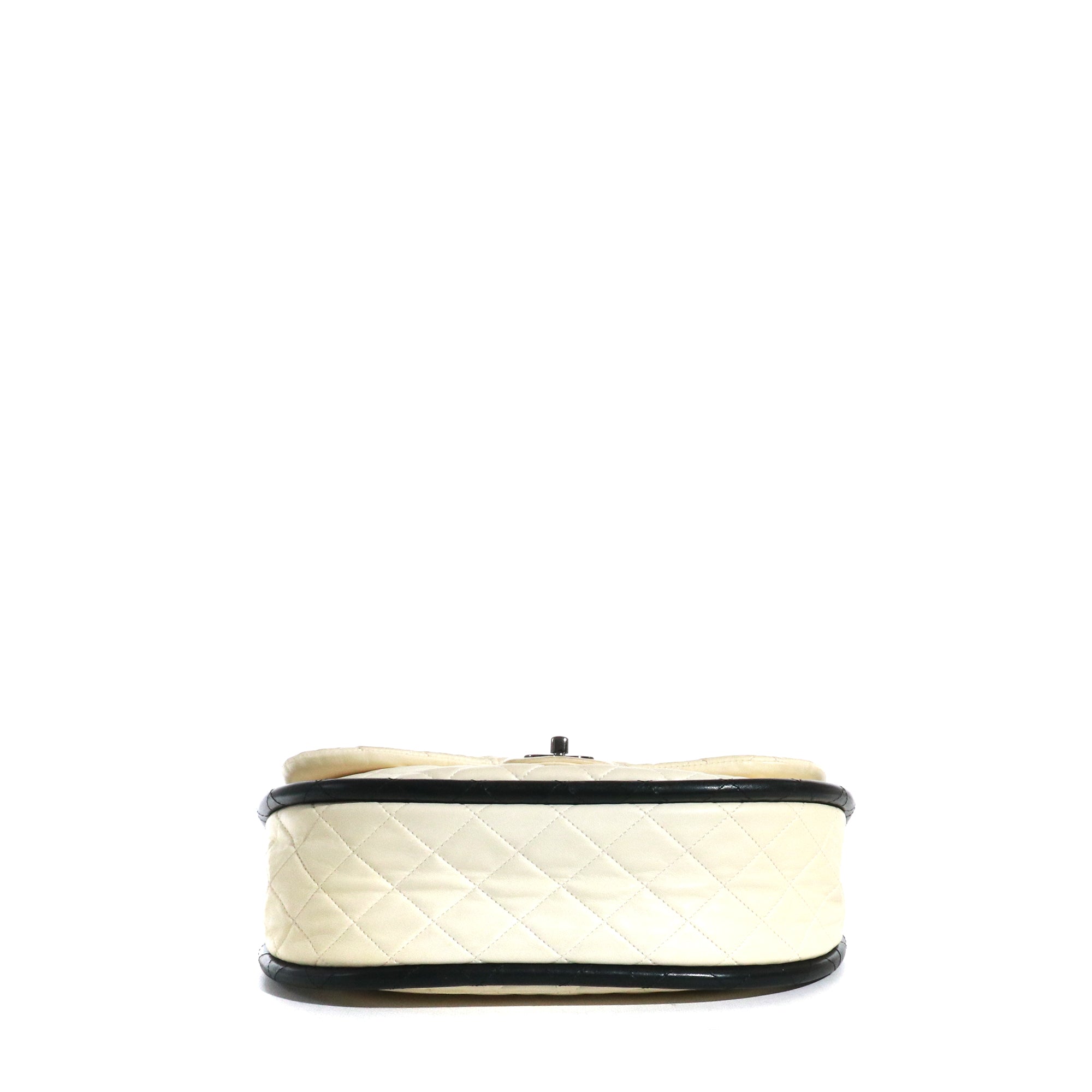 CHANEL - Sac à main Hula Hoop Chanel vintage en cuir blanc