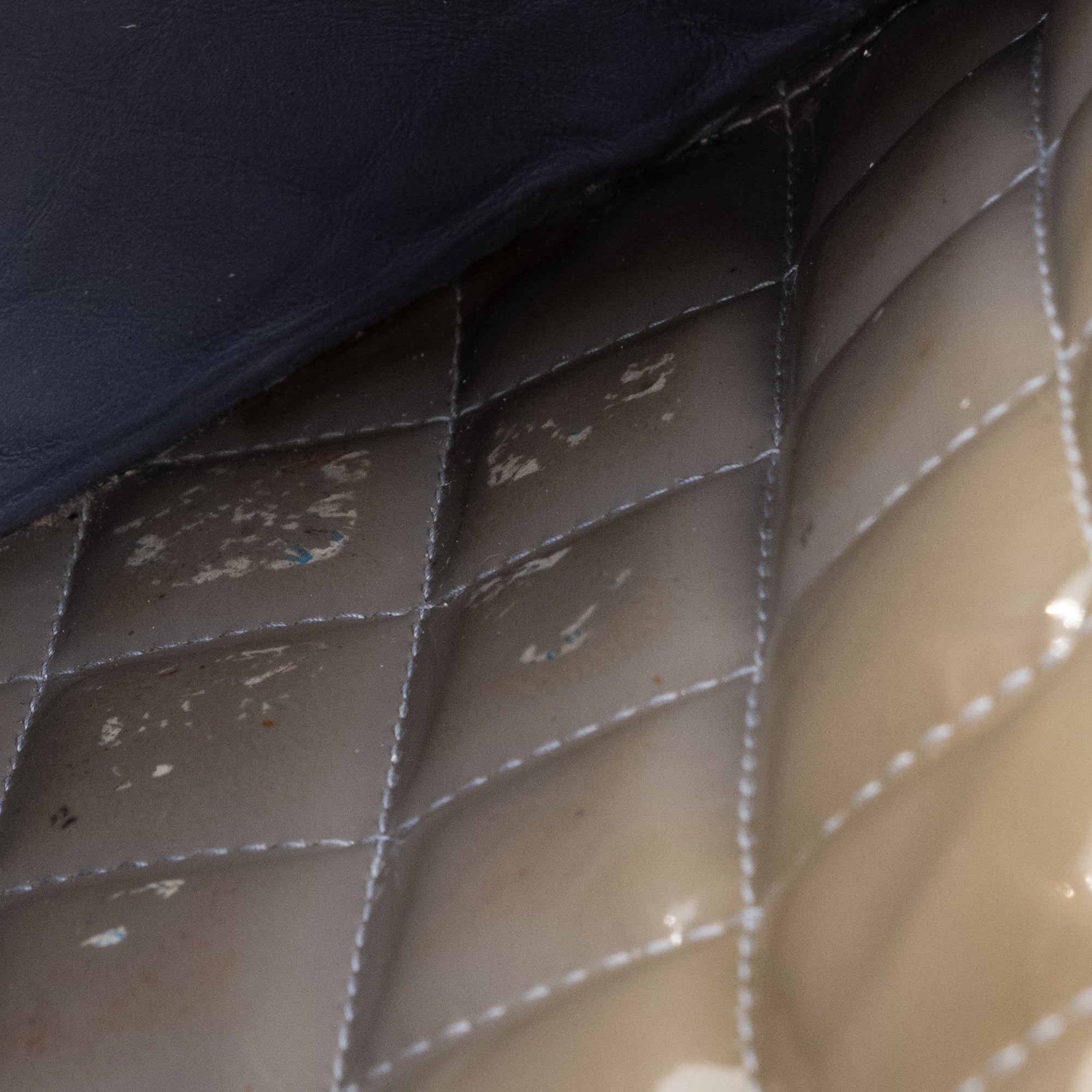 CHANEL - Sac à main Classique/Timeless Jumbo Chanel en cuir verni taupe