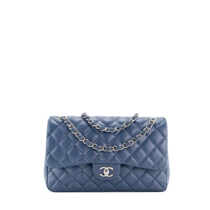 CHANEL - Sac à bandoulière Classique/Timeless Jumbo Chanel en cuir lisse bleu