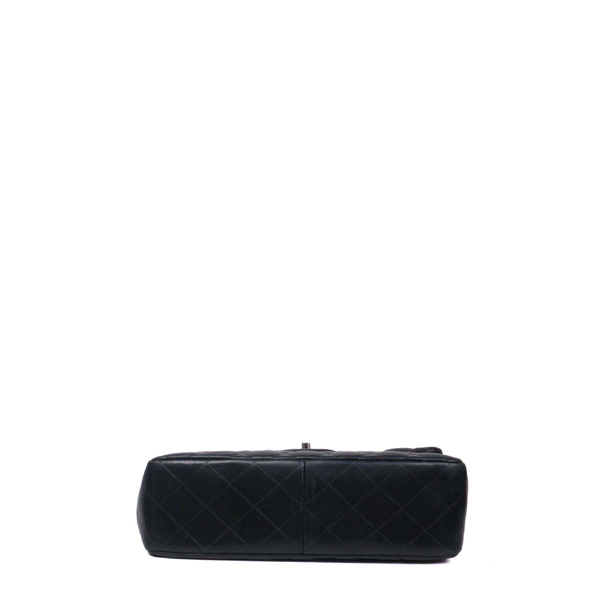 CHANEL - Sac à bandoulière Classique/Timeless Jumbo double flap en cuir lisse noir