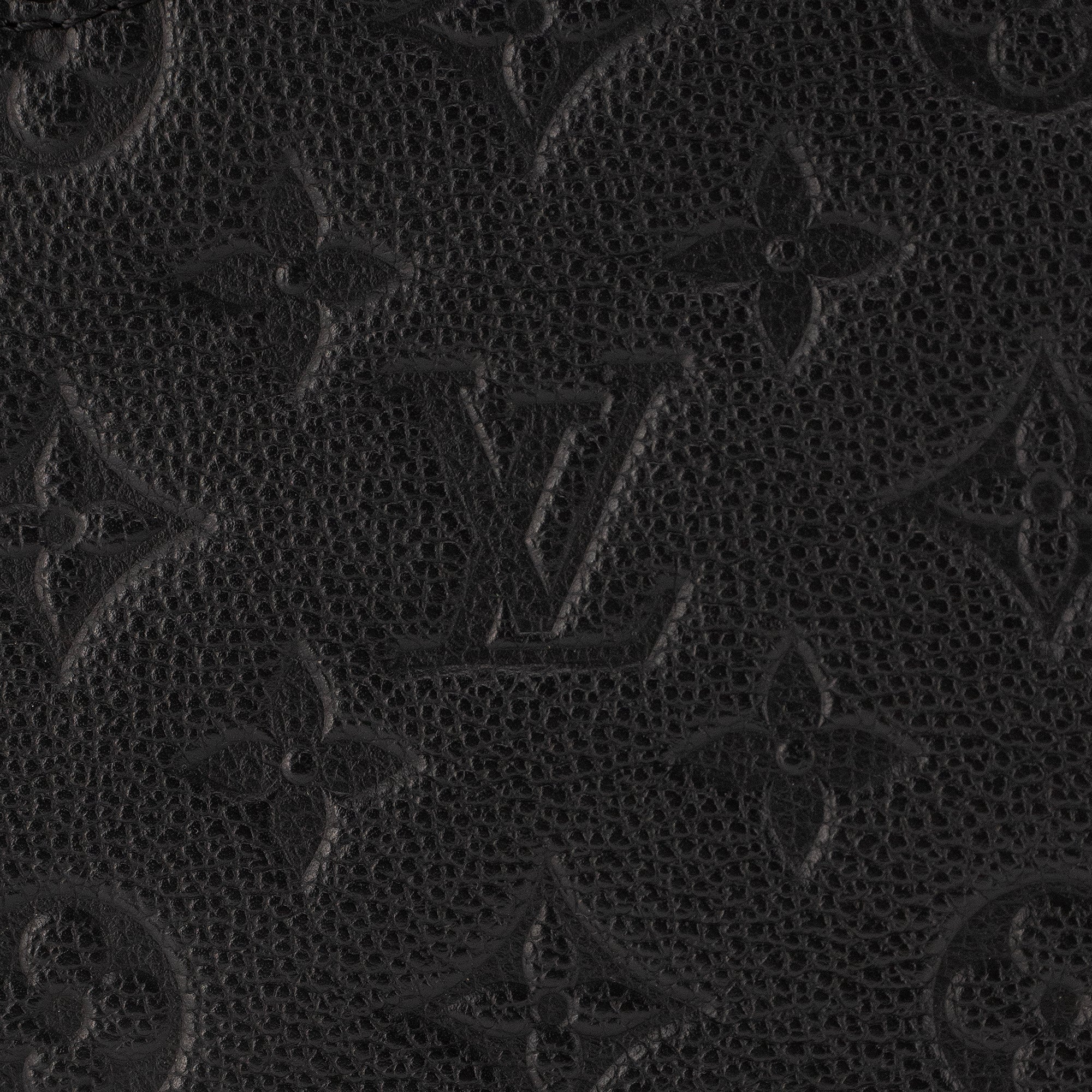 LOUIS VUITTON - Pochette Daily Pouch Louis Vuitton en cuir empreinte noir